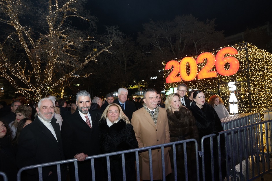 Λαμπερή υποδοχή για το 2026 από τον Δήμο Λαρισαίων με πυροτεχνηματα και συναυλία του Δώρου Δημοσθένους (ΦΩΤΟ+video)