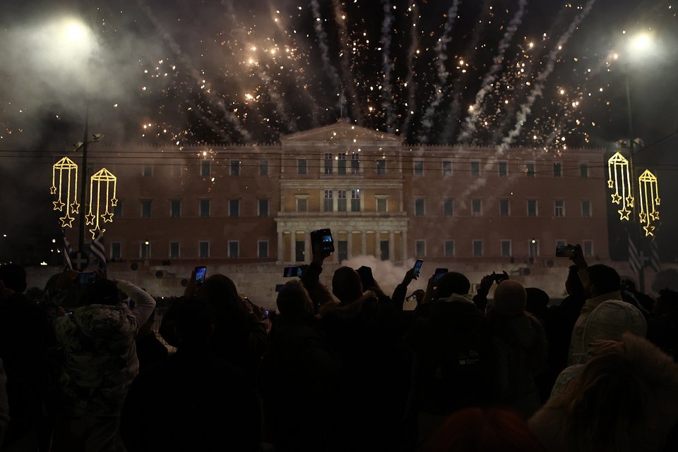 Η Ελλάδα υποδέχτηκε το 2026 με εκδηλώσεις από άκρη σε άκρη της χώρας -live ap;o to S;yntagma