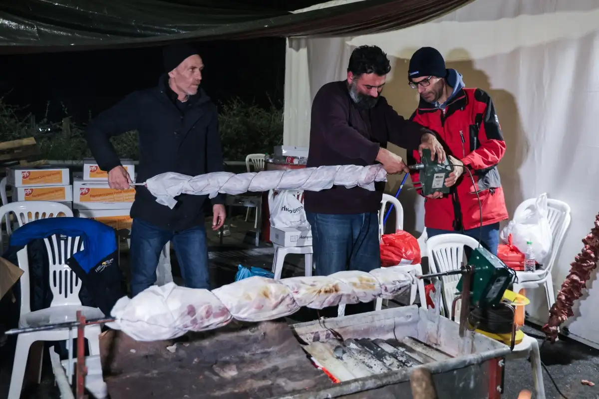 Ρεβεγιόν στους δρόμους για τους αγρότες: Στο μπλόκο της Νίκαιας έστησαν σούβλες με ζεστό κρασί και ζωντανή μουσική (ΦΩTO)