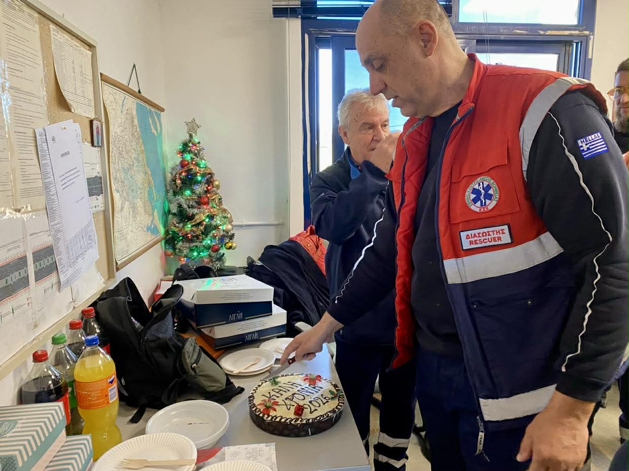 Έκοψαν την πρωτοχρονιάτικη πίτα τους οι εργαζόενοι βα΄ρδιας του ΕΚΑΒ στη Λάρισα (ΦΩΤΟ)