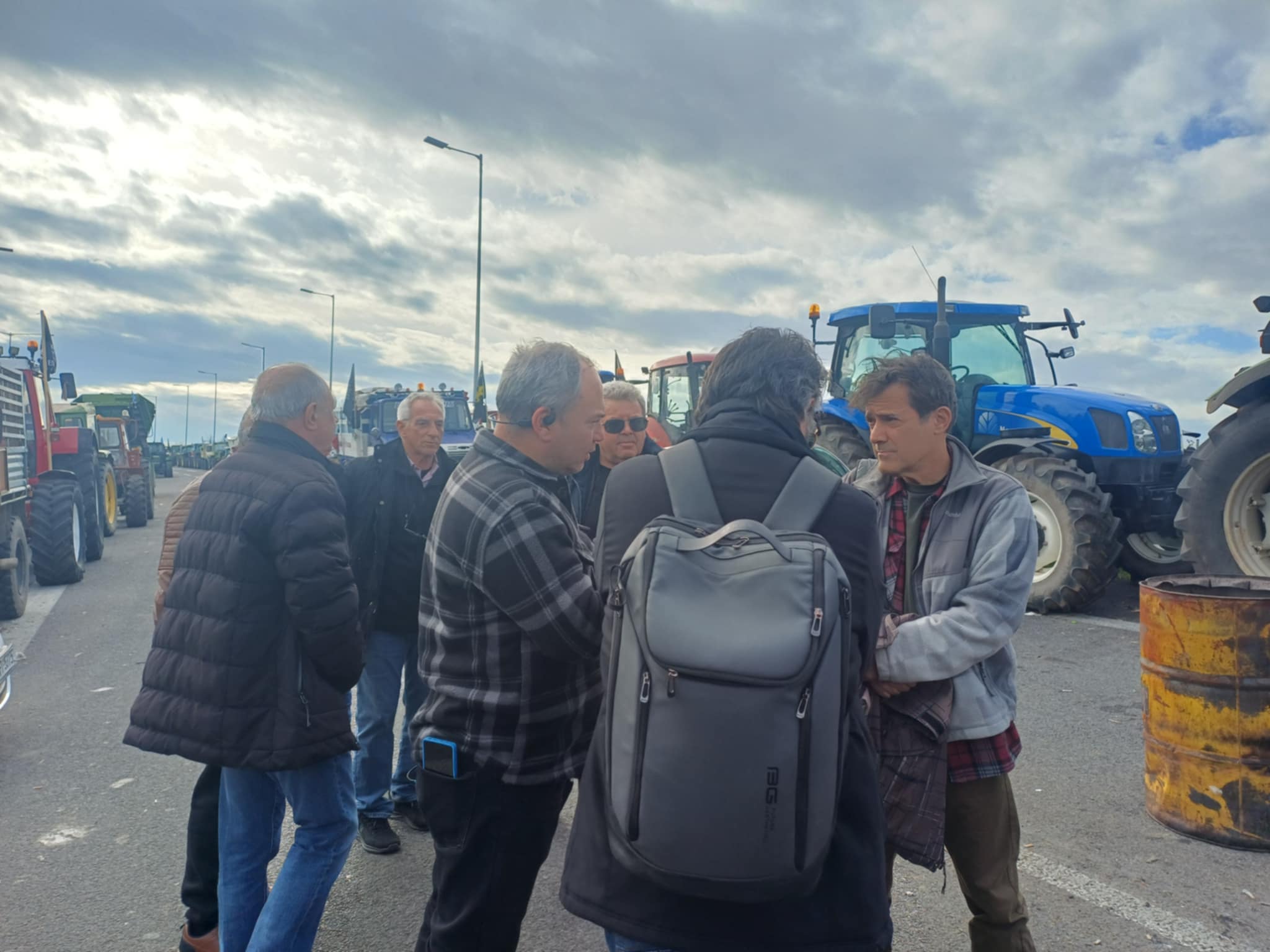 Επίσκεψη συμπαραστασης του Θεσσαλικού Θεάτρου στο μπλόκο της Νίκαιας-ανοικτοί οι δρόμοι για τα Φώτα (ΦΩΤΟ)