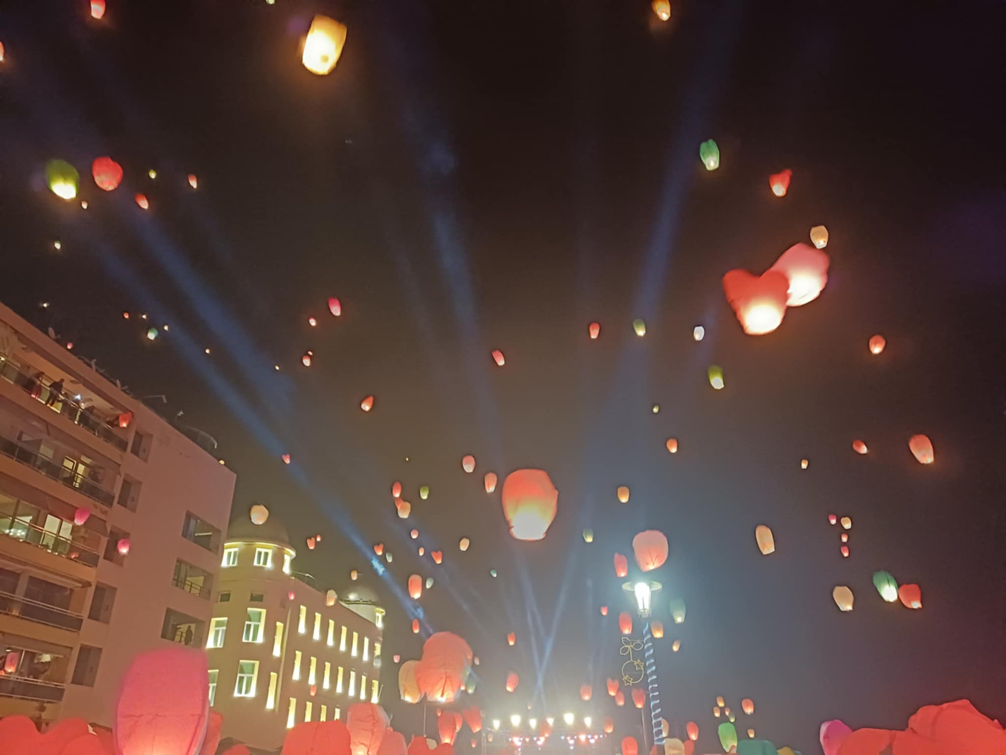 Μοναδικό υπερθέαμα στην παραλία του Βόλου στη βραδιά των φαναριών (ΦΩΤΟ)