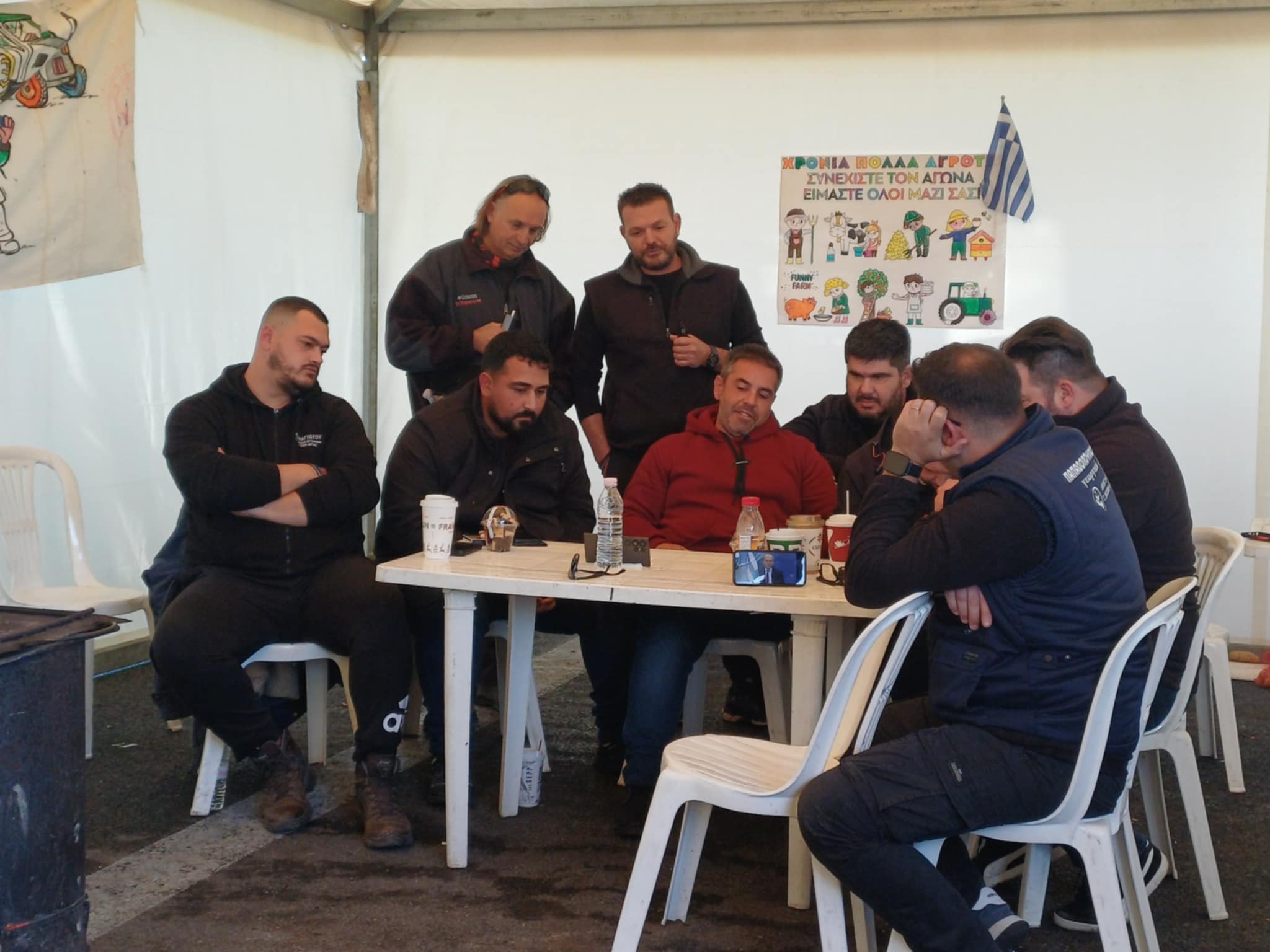 με ενδιαφε΄ρον και εμφανή απογοήτευση παρακολούθησαν τις ανακοινώσεις της κυβέρνησης στο μπλόκο Νίκαιας (ΦΩΤΟ)