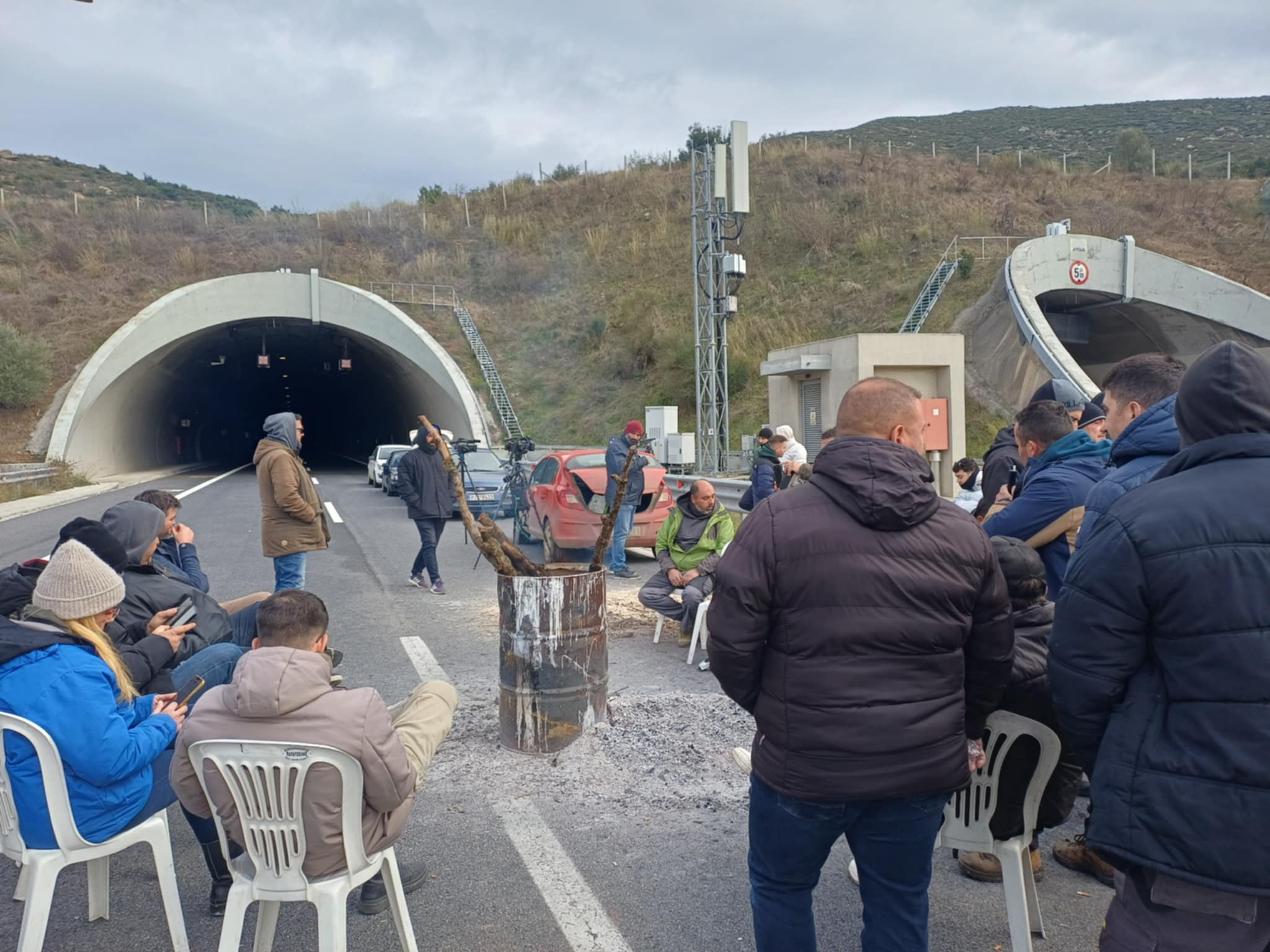 Ετοιμάζονται να αποχωρήσουν από τα Τέμπη οι αγρότες του μπλόκου της Νίκαιας-ξενύχτησαν ανάβοντας φωτιές για το κρύο