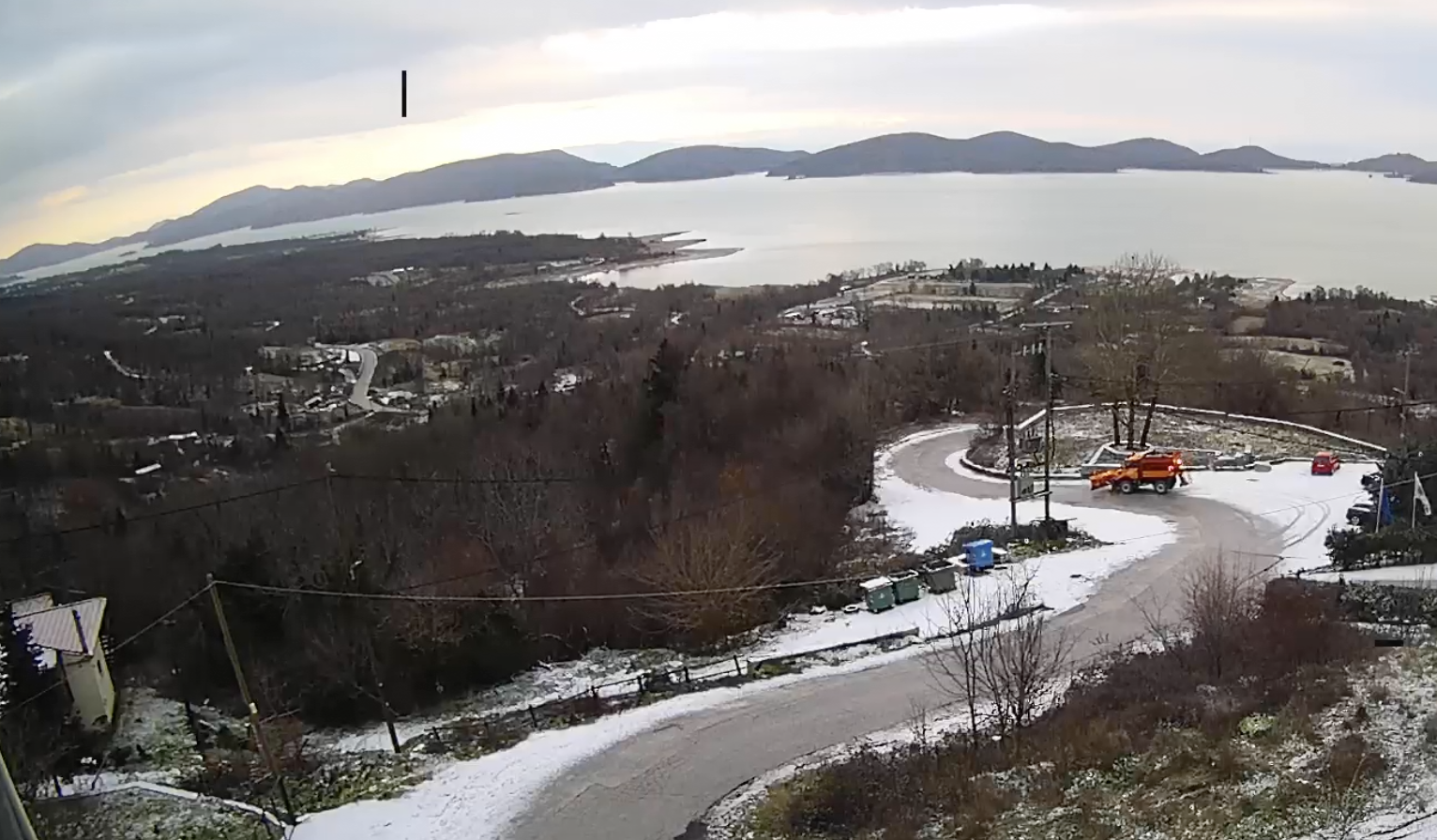 Βουτιά του υδράργυρου και ασθενείς χιονοπτώσεις στα ορεινά του Ν. Καρδίτσας (ΦΩTO)