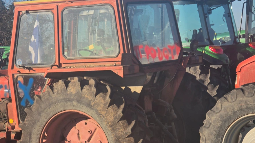 Μπλόκο Νίκαιας: Καταδικαστέοι οι βανδαλισμοί τρακτέρ λένε οι αγροτοσυνδικαλιστές αλλά καταγγέλλουν... προβοκάτσια