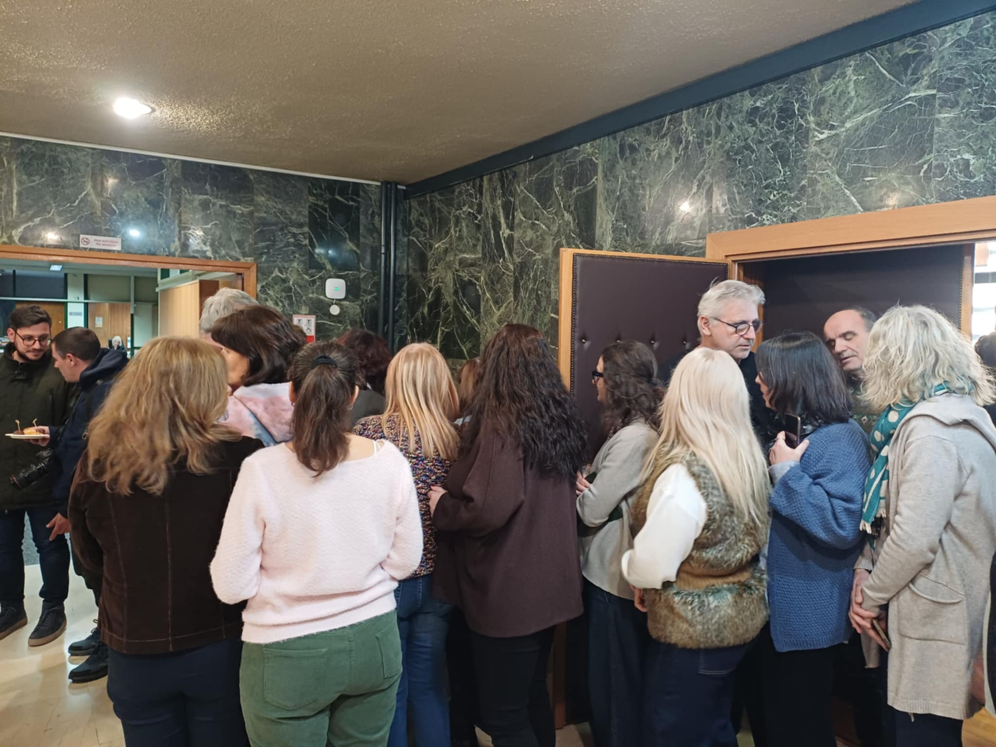 Γέμισε από κόσμο και ευχές το γραφείο του δημάρχου Θανάση Μαμάκου για την ονομαστική του εορτή (ΦΩΤΟ)