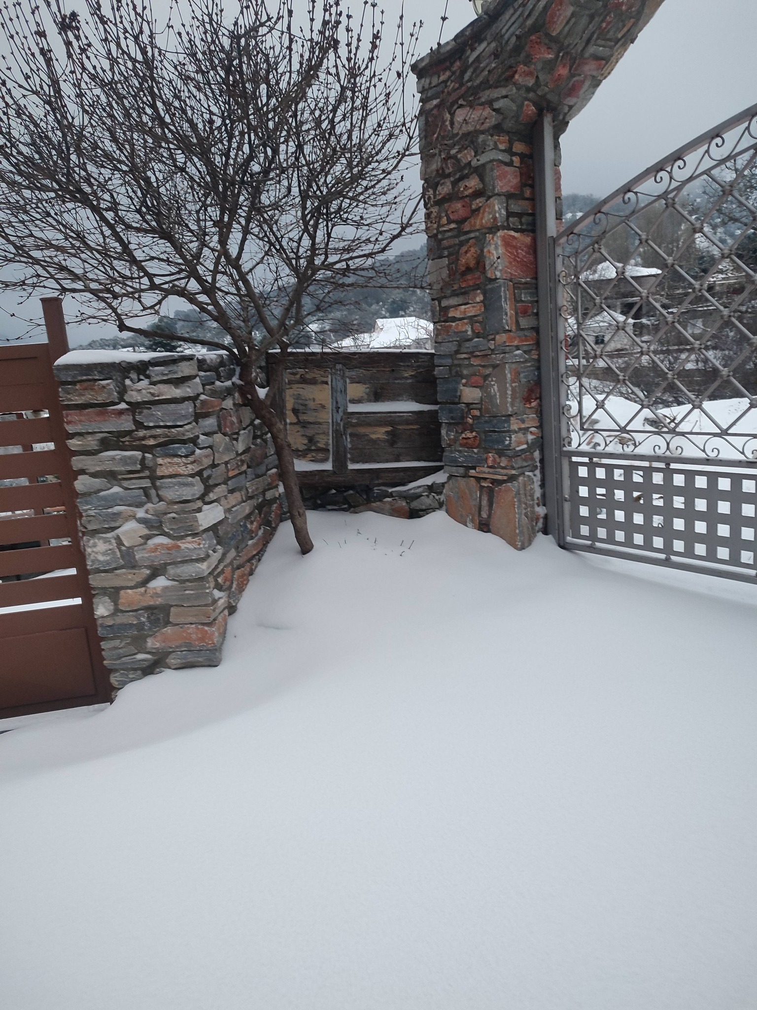 Όμορφες εικόνες από τη χιονισμένη Σπηλιά Κισσάβου (ΦΩΤΟ)