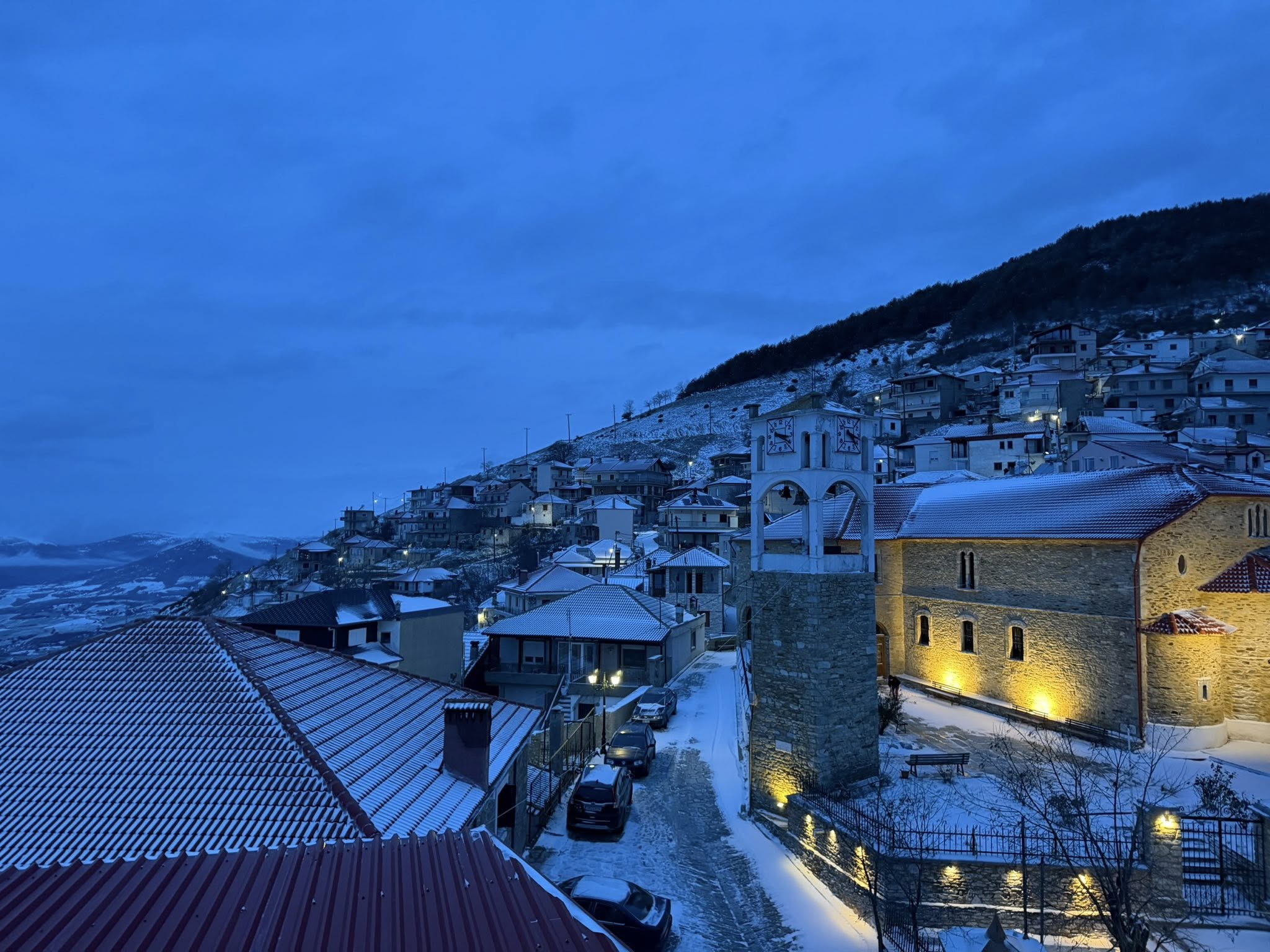 Το «έστρωσε» στα ορεινά της Ελασσόνας - Λευκό τοπίο στο Λιβάδι (ΦΩΤΟ)