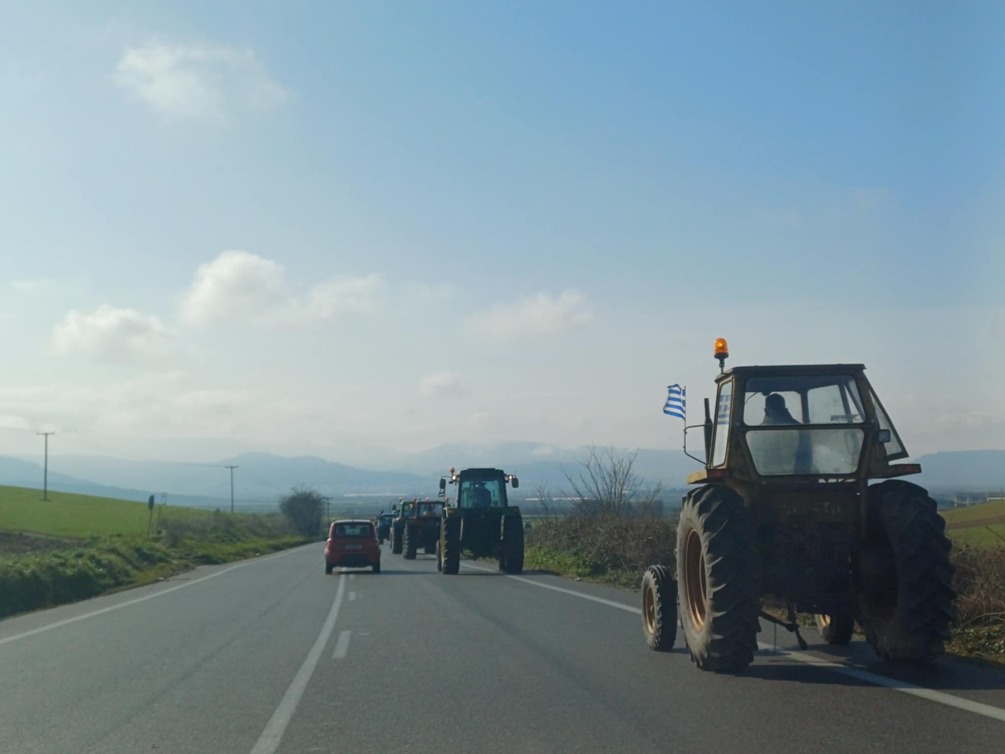 Σε ένα μεγάλο κομβόϊ επιστρέφουν τα τρακτερ των Φαρσάλων από το μπλόκο της Νίκαιας (ΦΩΤΟ)