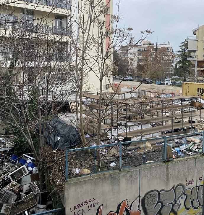 Νοσοκομείο ή χωματερή; Απαράδεκτη εικόνα με σκουπίδια και μπάζα έξω από το Γενικό Λάρισας (ΦΩΤΟ)