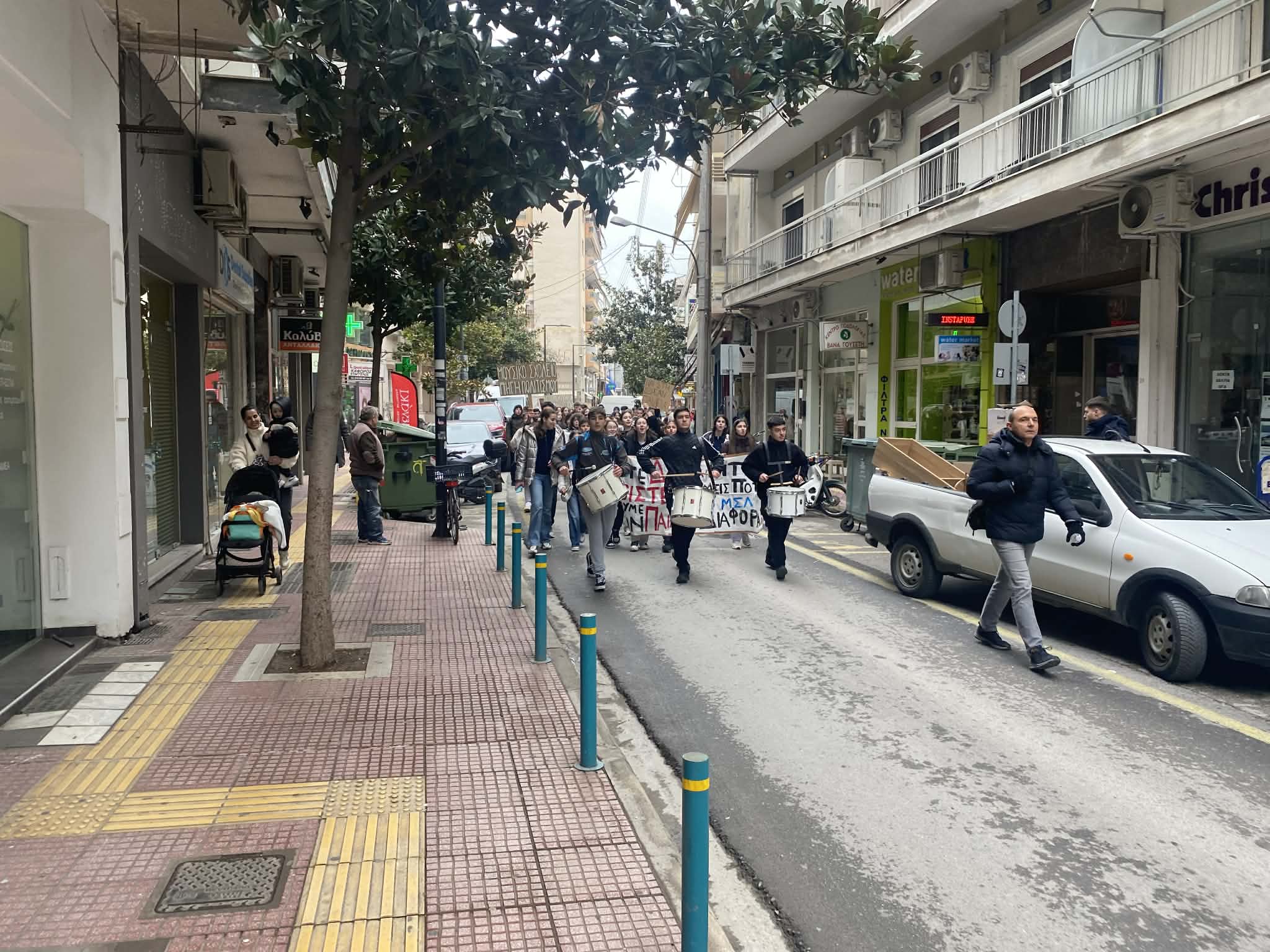 Διαμαρτυρία μετά μουσικής από το Μουσικό σχολείο Λάρισας (ΦΩΤΟ+βίντεο)