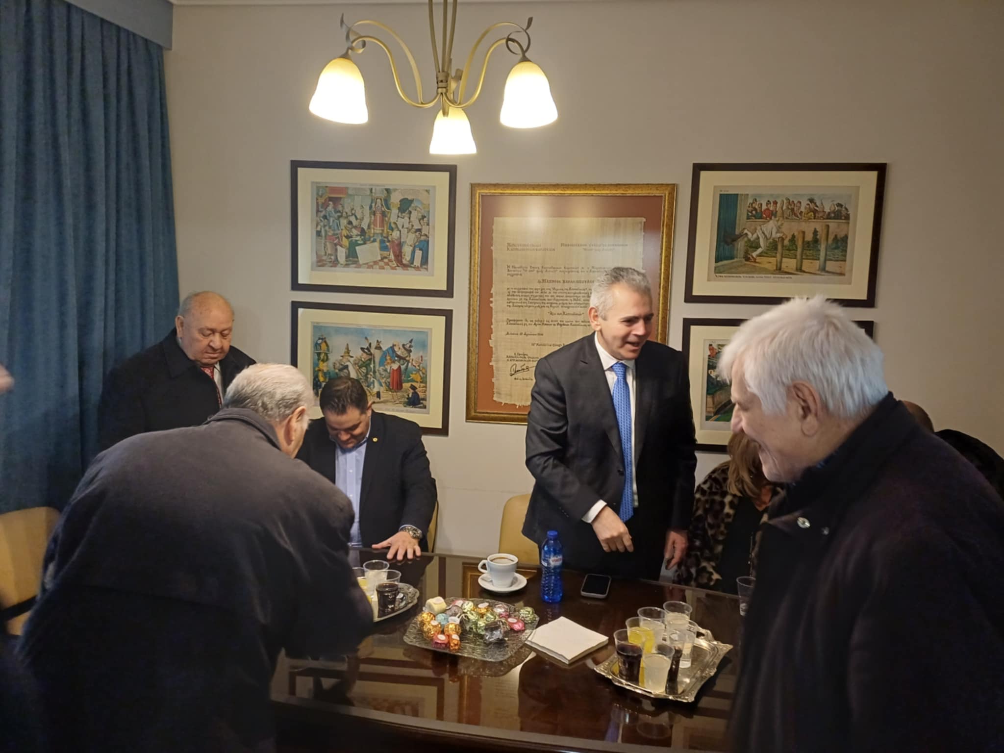 Ευχές στο γραφείο του Μάξιμου Χαρακόπουλου για την ονομαστική του εορτή (ΦΩΤΟ)