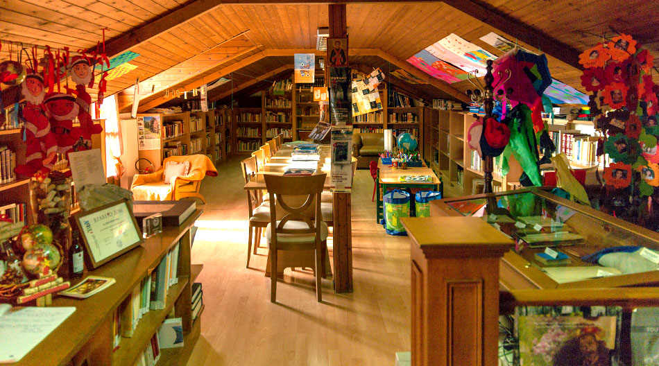 Λάρισα: Η παραμυθένια βιβλιοθήκη σε σοφίτα χωριού που κρύβει βιβλία και θησαυρούς του 18ου αιώνα