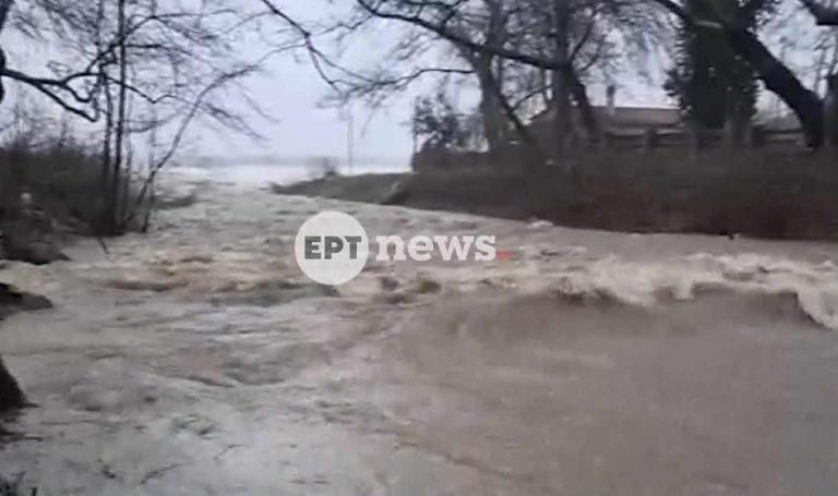Νερά της θάλασσας πλημμύρισαν παραλιακούς δρόμους στoν Αγιόκαμπο