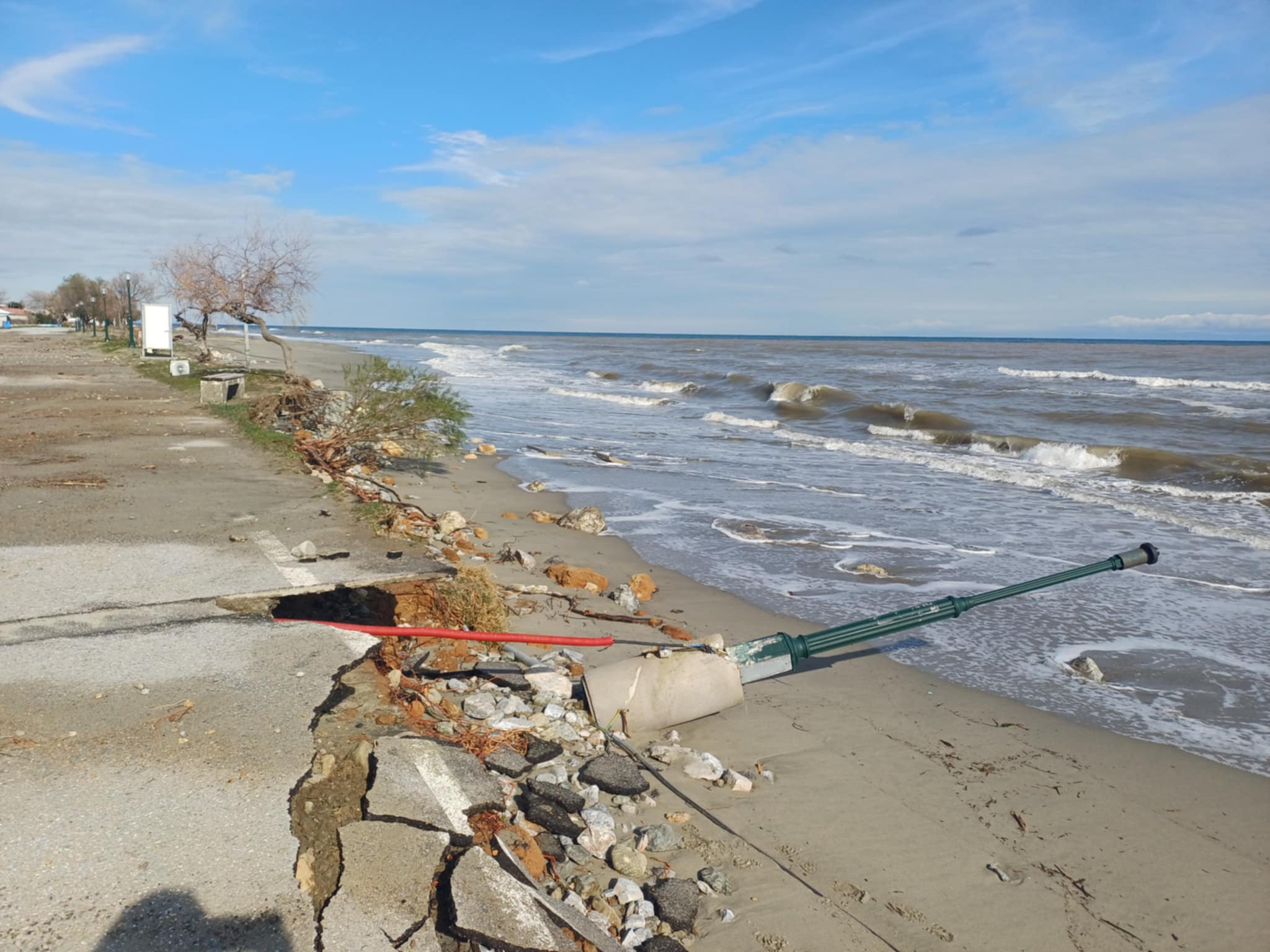Θ΄-αλασσα και στεριά έγινα ένα στα παράλια του Δήμου Τεμπών από τη χθεσινή καταιγίδα (ΦΩΤΟ+video)
