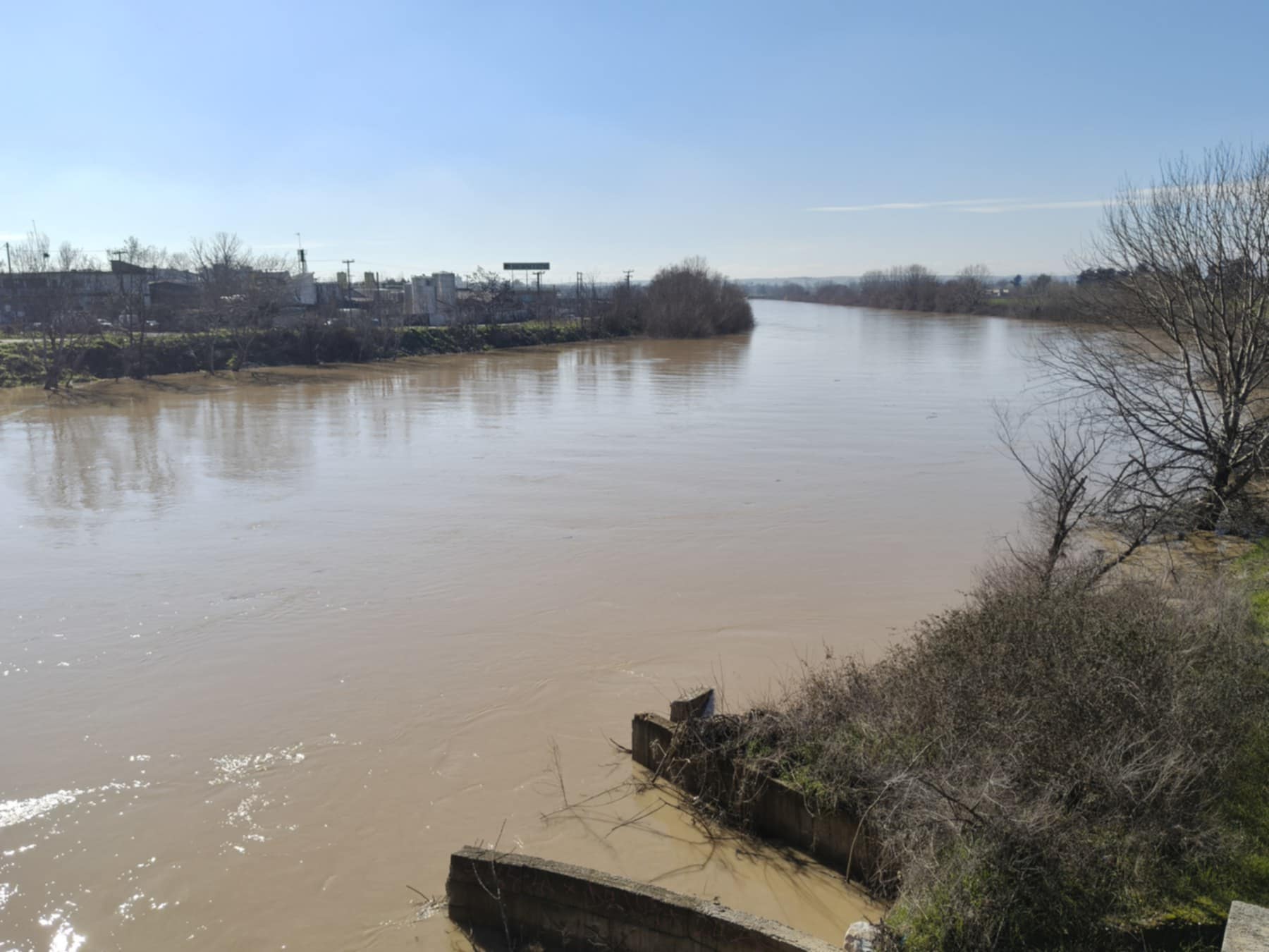 Επιχείρηση απομάκρυνσης φερτών στον Πηνειό στη γέφυρα Γιάννουλης- διεφυγε τον κίνδυνο η Λάρισα (ΦΩΤΟ+video)