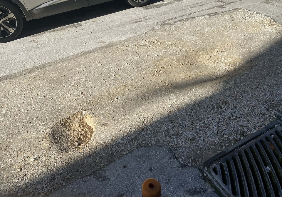 Επικίνδυνες λακούβες στο κέντρο της Λάρισας χάσκουν εδώ και εβδομάδες (ΦΩΤΟ)