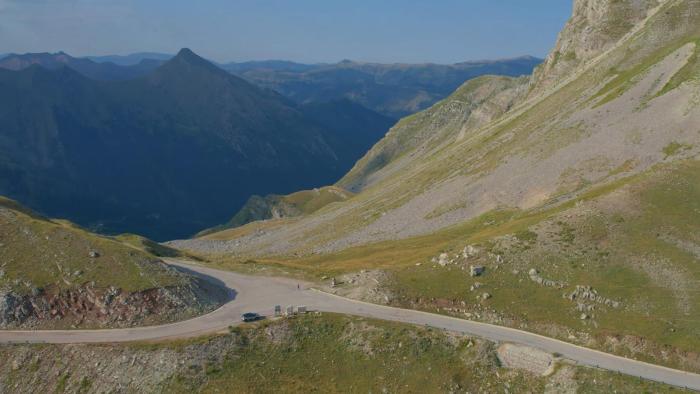 Ταξίδι πάνω από τα σύννεφα -Αυτός είναι ο μοναδικός δρόμος στην Ελλάδα που ξεπερνά τα 1.900 μέτρα υψόμετρο [βίντεο]