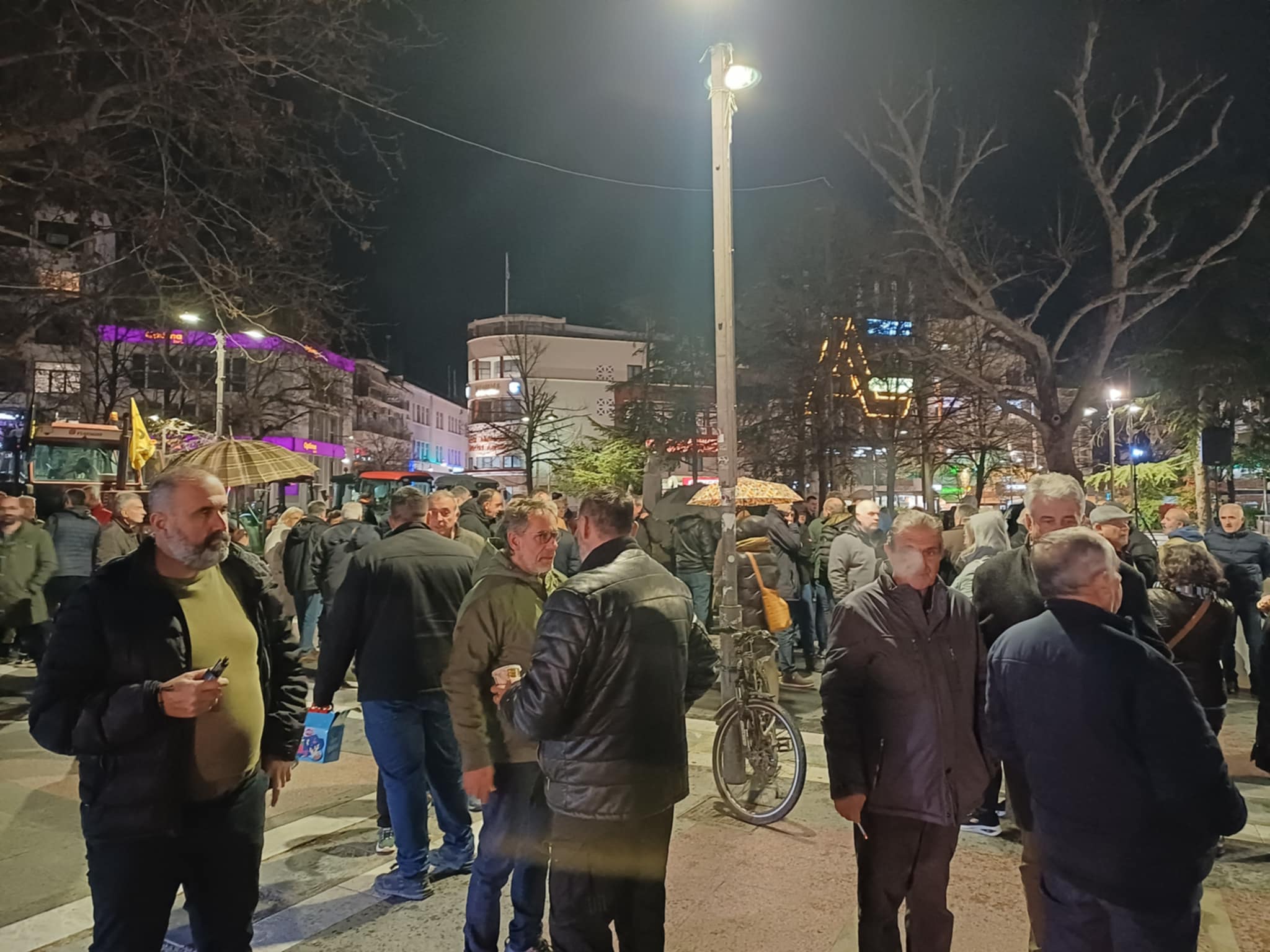 Ξεσήκωσαν το κέντρο της Λάρισας τα τρακτερ των αγροτών- προέρτια για το συλλαλητήριο της Παρτασκευής στην Αθήνα (ΦΩΤΟ+video)