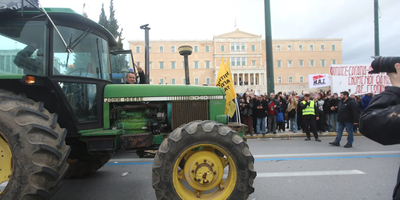 Σε εξέλιξη το συλλαλητήριο έξω από τη Βουλή -Παρατεταγμένα τα τρακτέρ, θα κοιμηθούν στο Σύνταγμα οι αγρότες (ΦΩΤΟ και βίντεο)