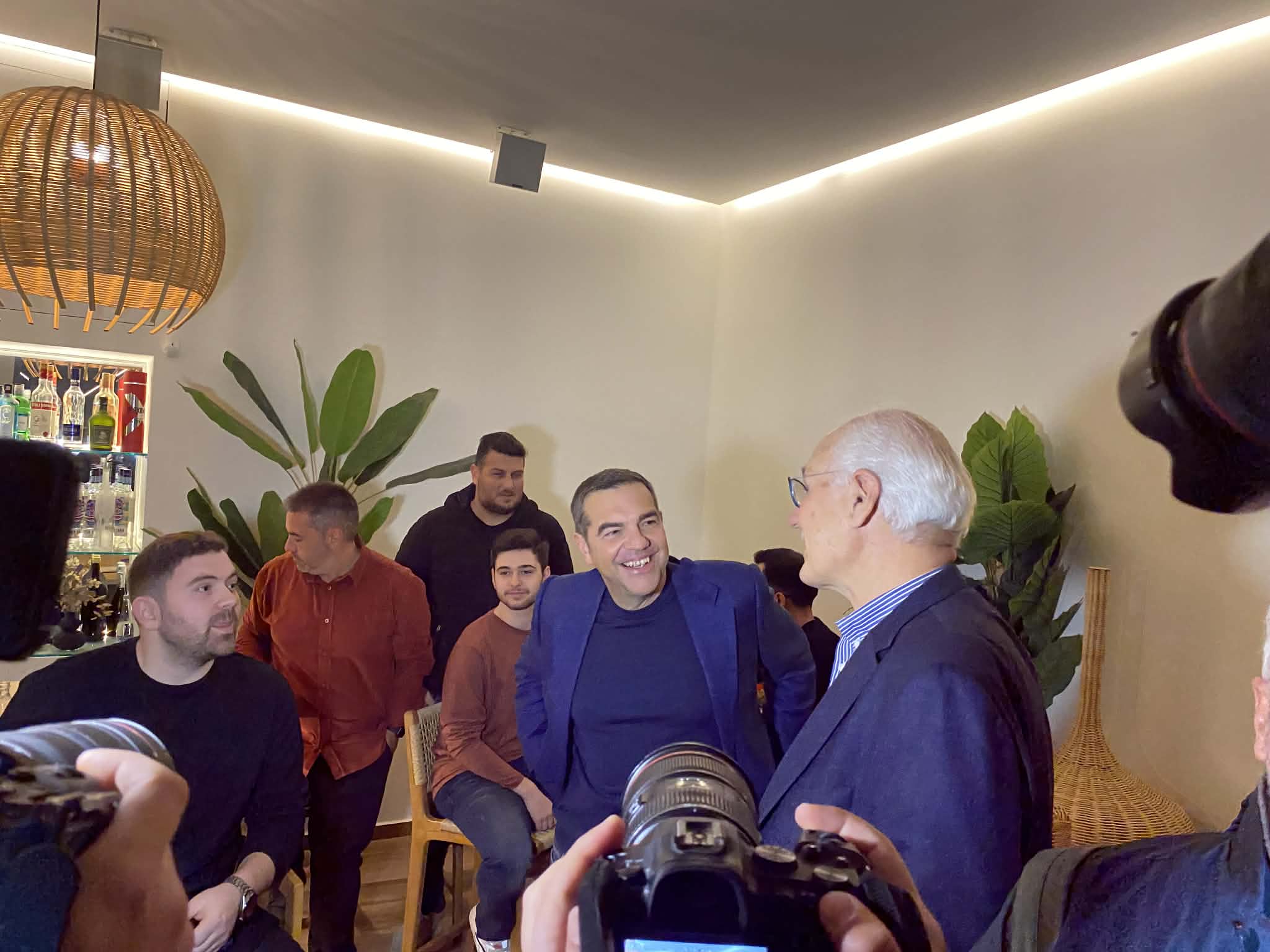 Στη Λάρισα από σήμερα το απόγευμα με βόλτα στις καφετέριες ο Αλέξης Τσίπρας