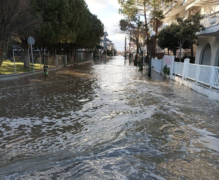 Κραυγή Αγανακτησης στην Ολυμπιακή Ακτή - Παραλία Κατερίνης: Οι Πλημμύρες «Πνίγουν» Περιουσίες και Τουρισμό