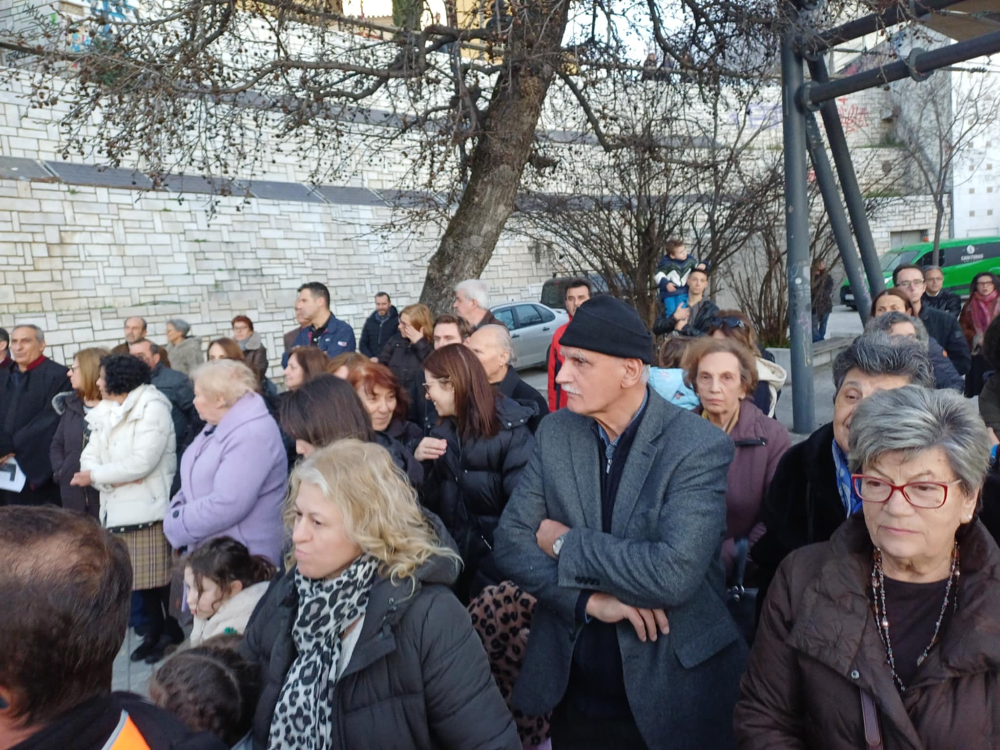 Πλήθος πιστών στην υποδοχή της Τίμιας Χείρας του Βασιλείου στον Άγιο Αχίλλιο (ΦΩΤΟ+video)