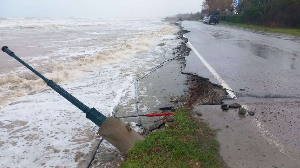 Πάλι βγήκε η θάλσσα στη στεριά και πλημμύρισαν τα Μεσάγγαλα