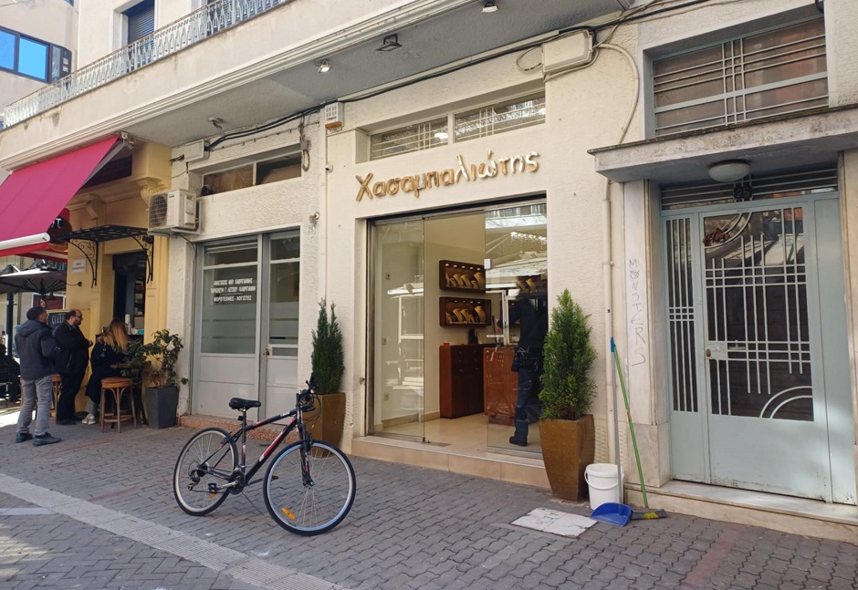 Διέρρηξαν κοσμηματοπωλείο στο κέντρο της Λάρισας- σήκωσαν τα ρολά με αυτοκίνητο και έσπασαν τη τζαμαρία (ΦΒΤΟ)
