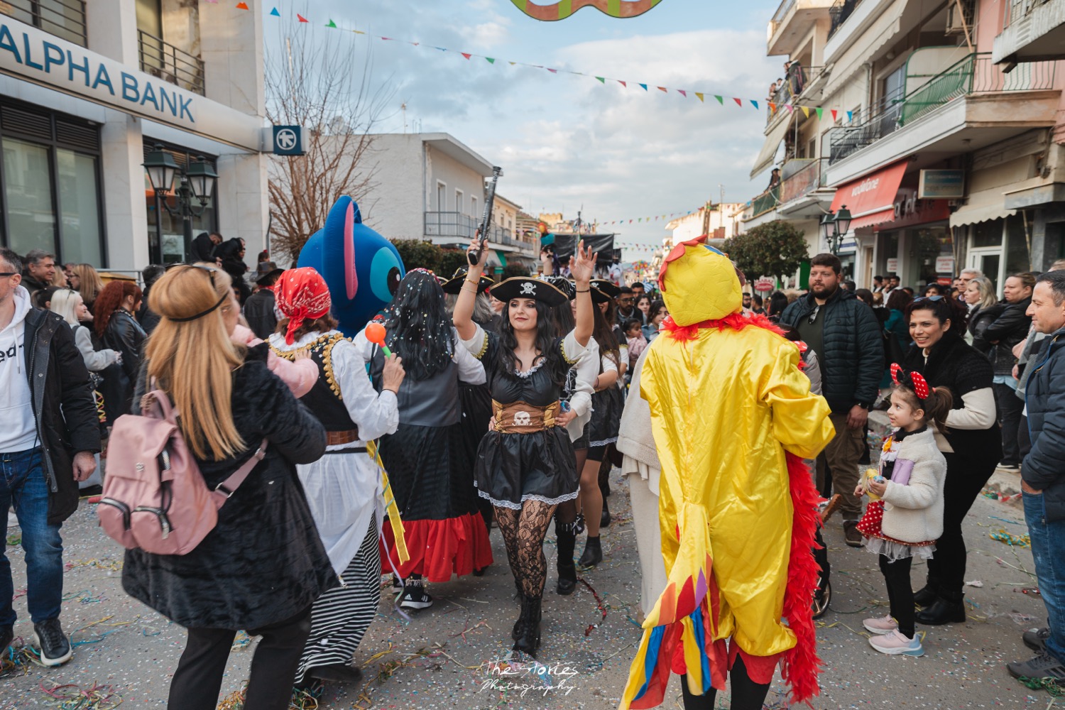 Ξέφρενο γλέντι και πλήθος επισκεπτών στο Φαρσαλινό Καρναβάλι (ΦΩTO)