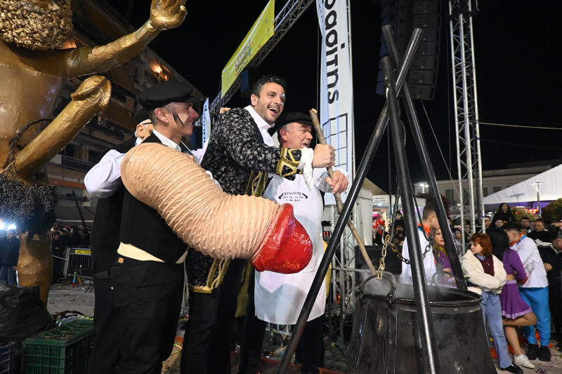 Φαντασμαγορική και ευρηματική με καυστικό χιούμορ η μεγαλη καρναβαλική παρέλαση στον Τύρβναβο (ΦΩΤΟ)