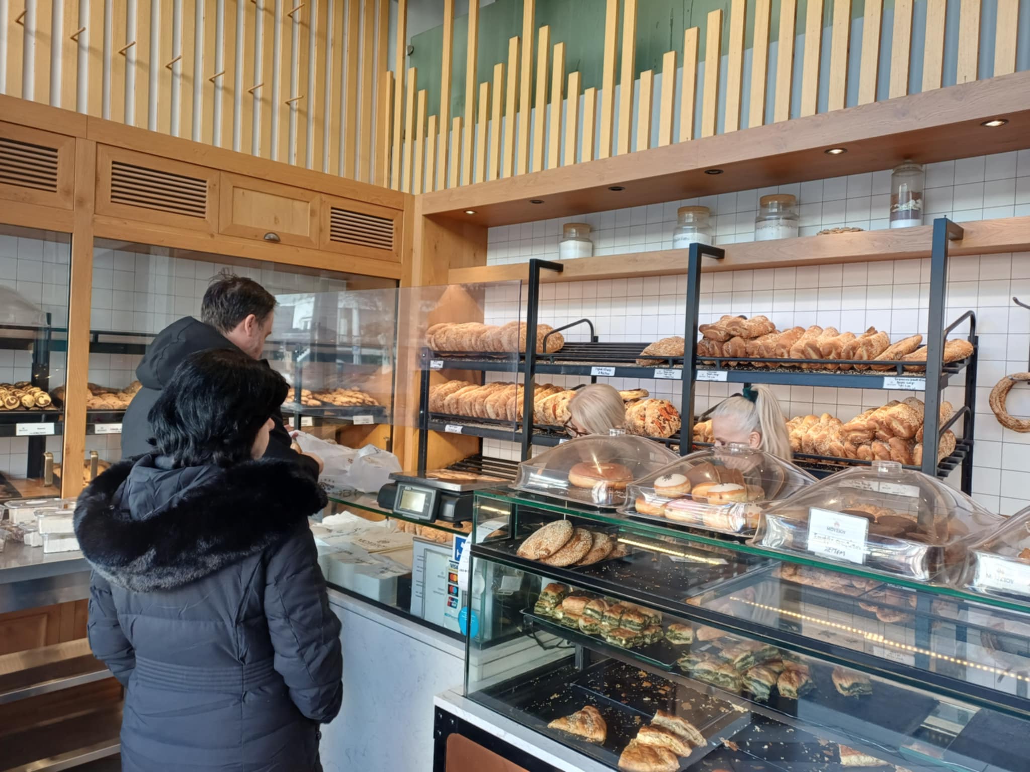 Ουρές οι Λαρισαίοι στα αρτοποιεία για την προμήθεια λαγάνας (ΦΩΤΟ)