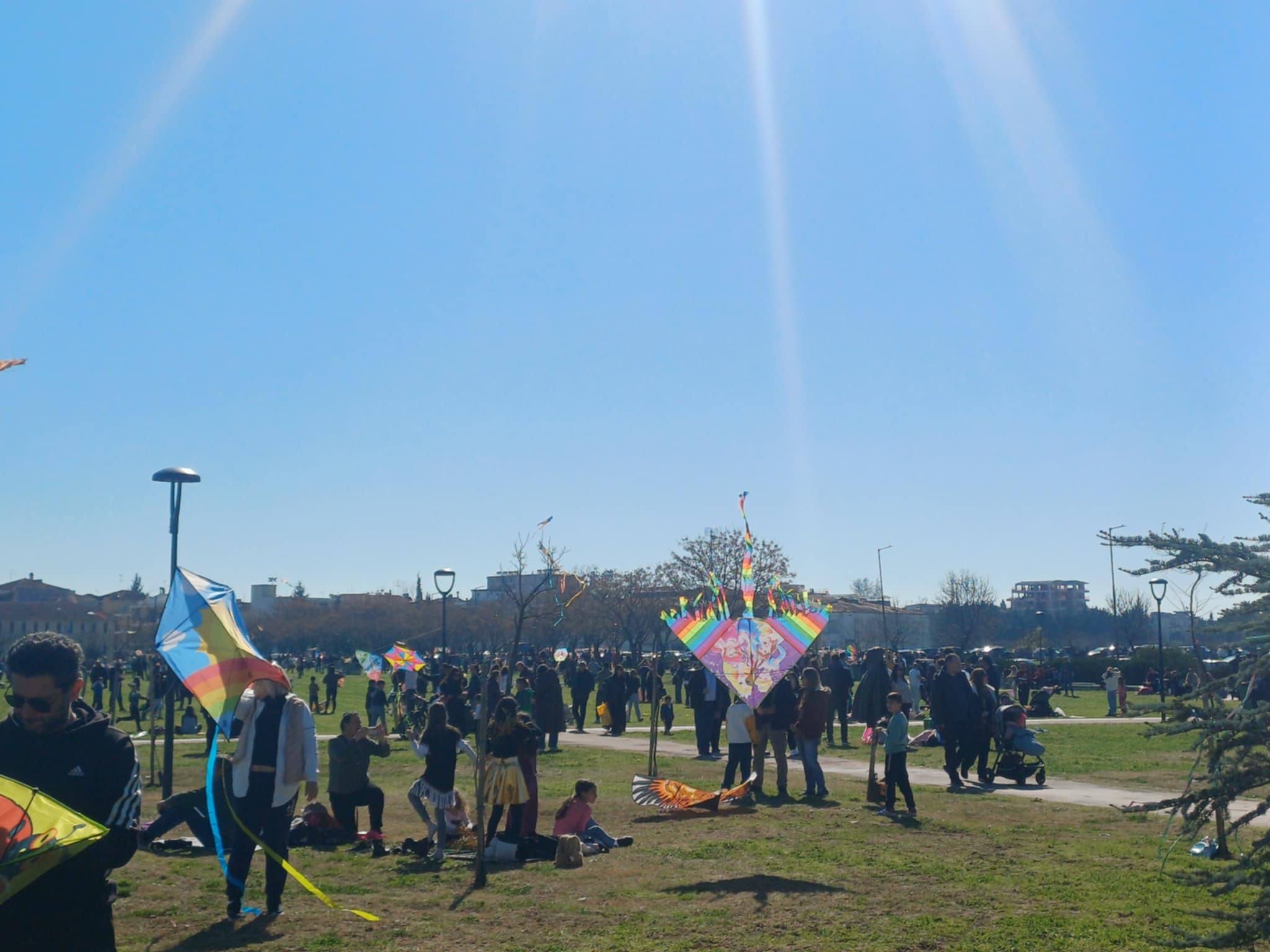 Καθαρά Δευτέρα στη Λάρισα: Γέμισε πολύχρωμους χαρατετούς το Πάρκο των Χρωμάτων (ΦΩΤΟ+video)