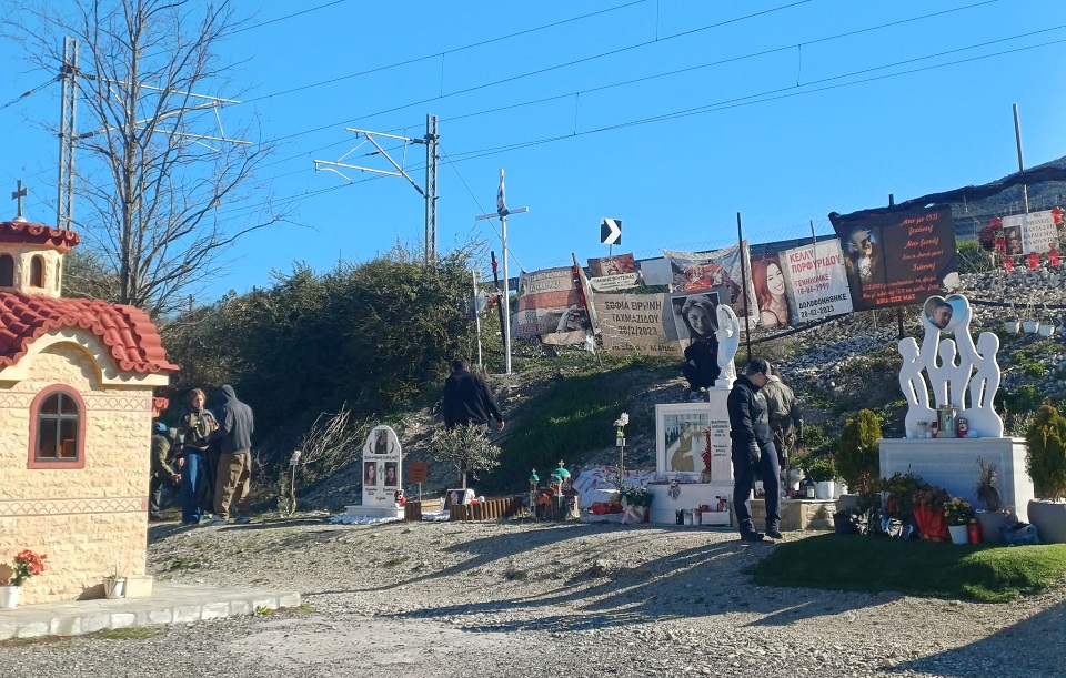 Συγκίνηση: 29 νέοι τςη Ευρώπης μέσω Κατερίνηςστο μηνμείο των Τεμπών για να καλωπίσουν τις 57 ελιές