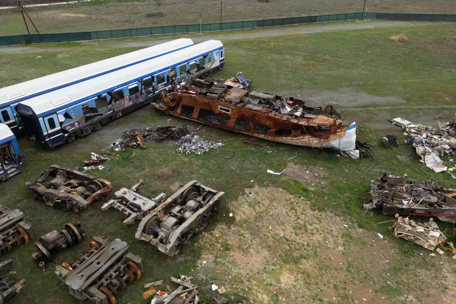 Τρία χρόνια από τα Τέμπη: Στο Κουλούρι ο χρόνος έχει σταματήσει στις 28 Φλεβάρη του 2023 – Το «νεκροταφείο» των βαγονιών