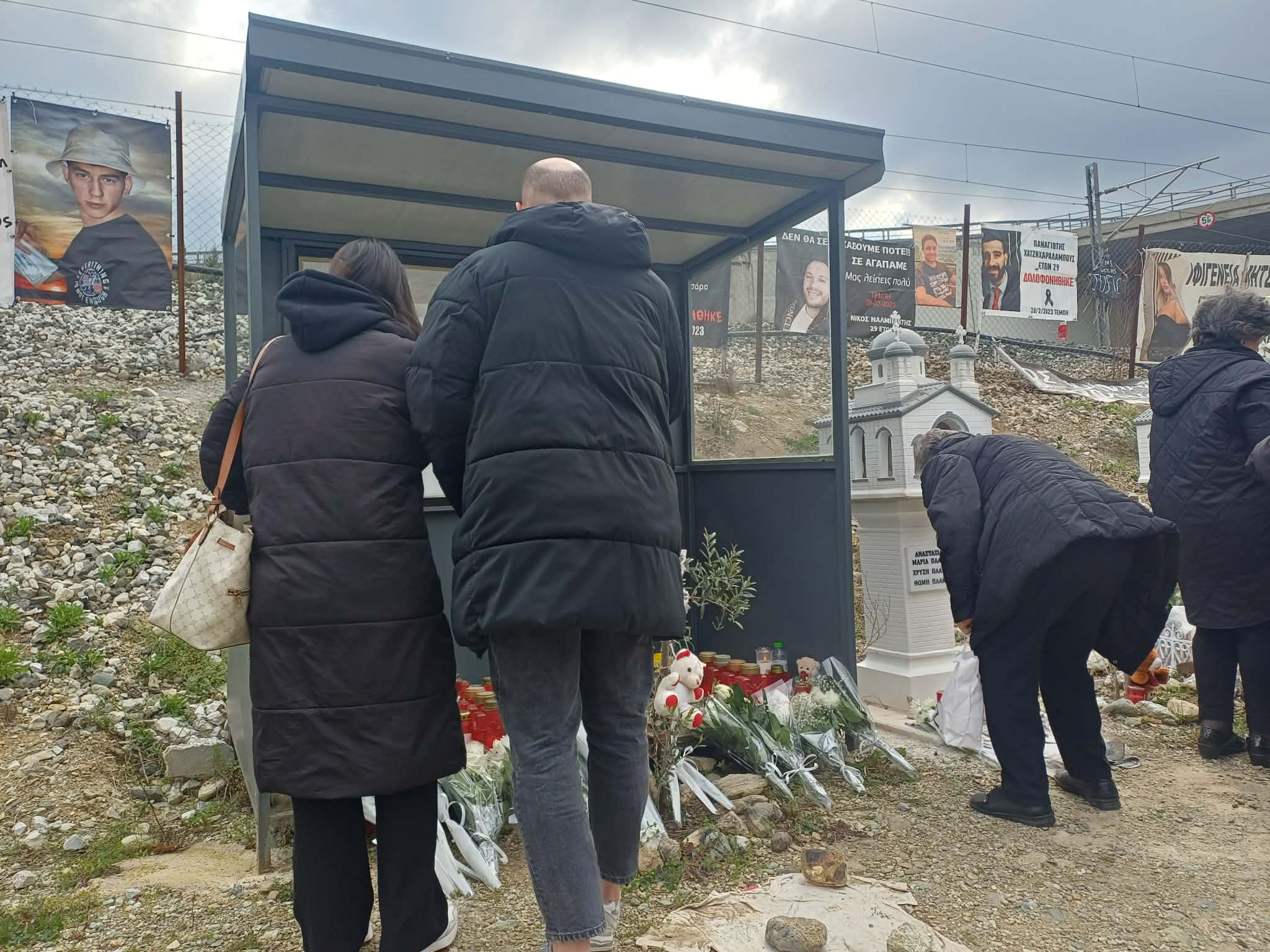Βουβός πόνος και θλίψη από τους συγγενείς σήμερα με τη συμπλήρωση τριών χρόνων στον τόπο της τραγωδίας των Τεμπών (ΦΩΤΟ+video