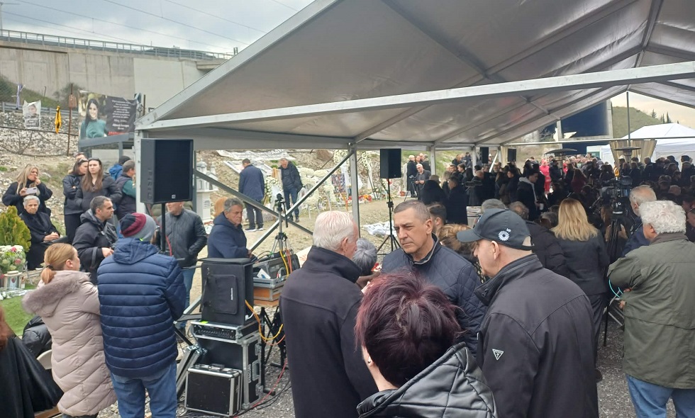 Ο Περιφερειάρχης Δημ. Κουρέτας στο μνημόσυνο των Τεμπών