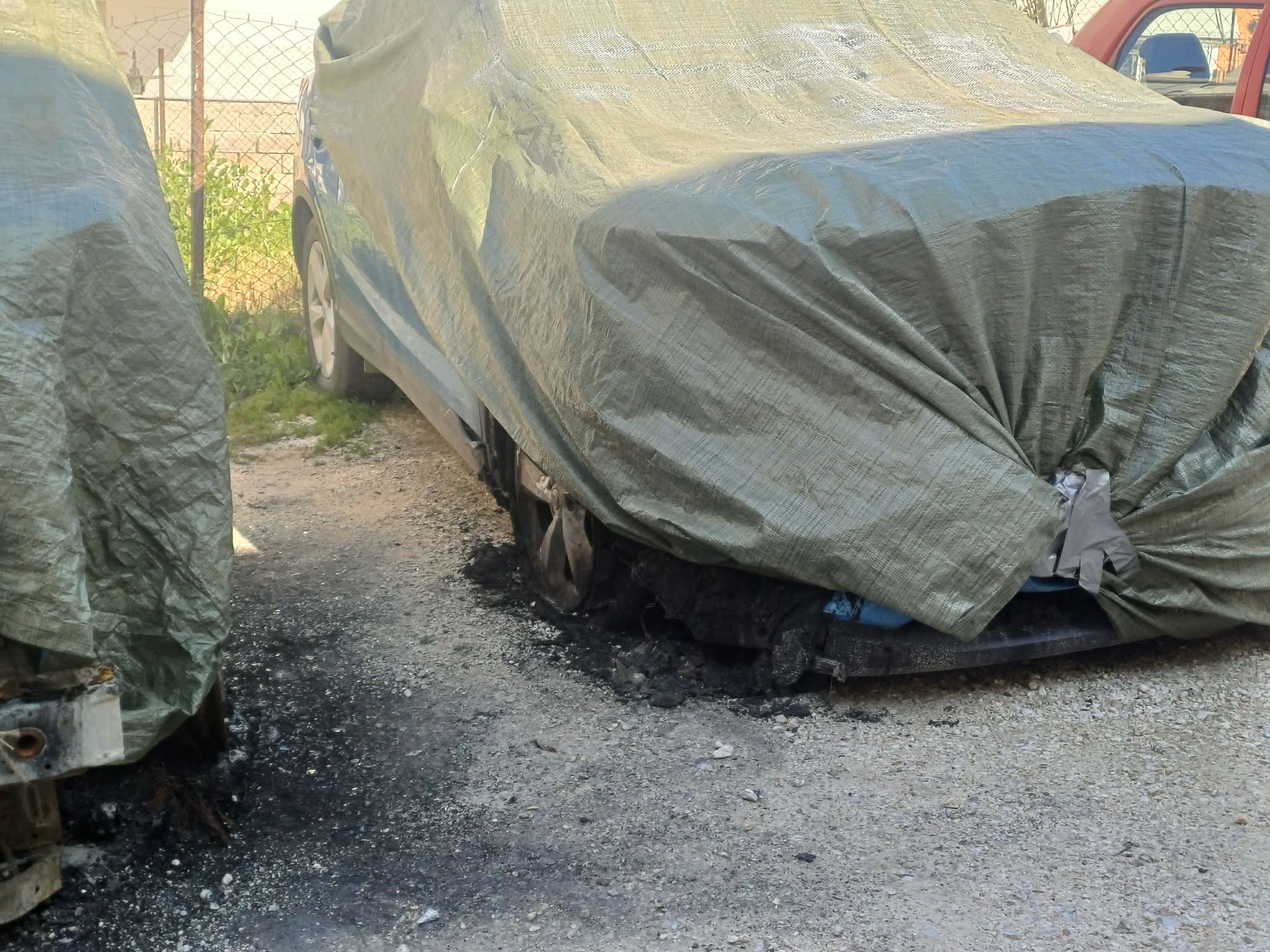 Εμπρηστική επίθεση σε βάρος Λαρισαίας επιχειρηματία - Από τη σπασμένη τζαμαρία… στο καμένο αυτοκίνητο (ΦΩΤΟ)