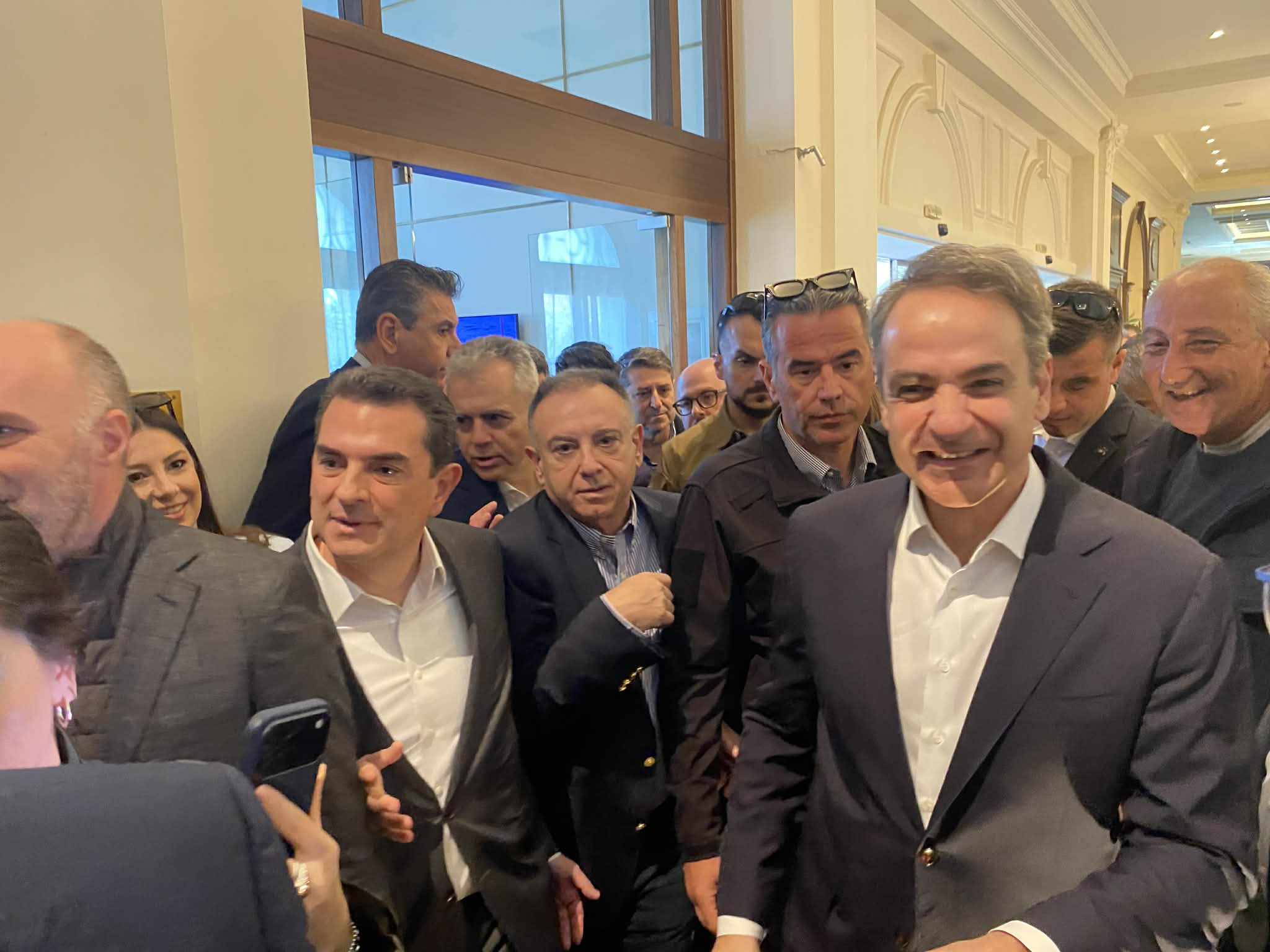 Συνάντηση αγροτών των μπλόκων με Μητσοτάκη στη Λάρισα (ΦΩΤΟ)
