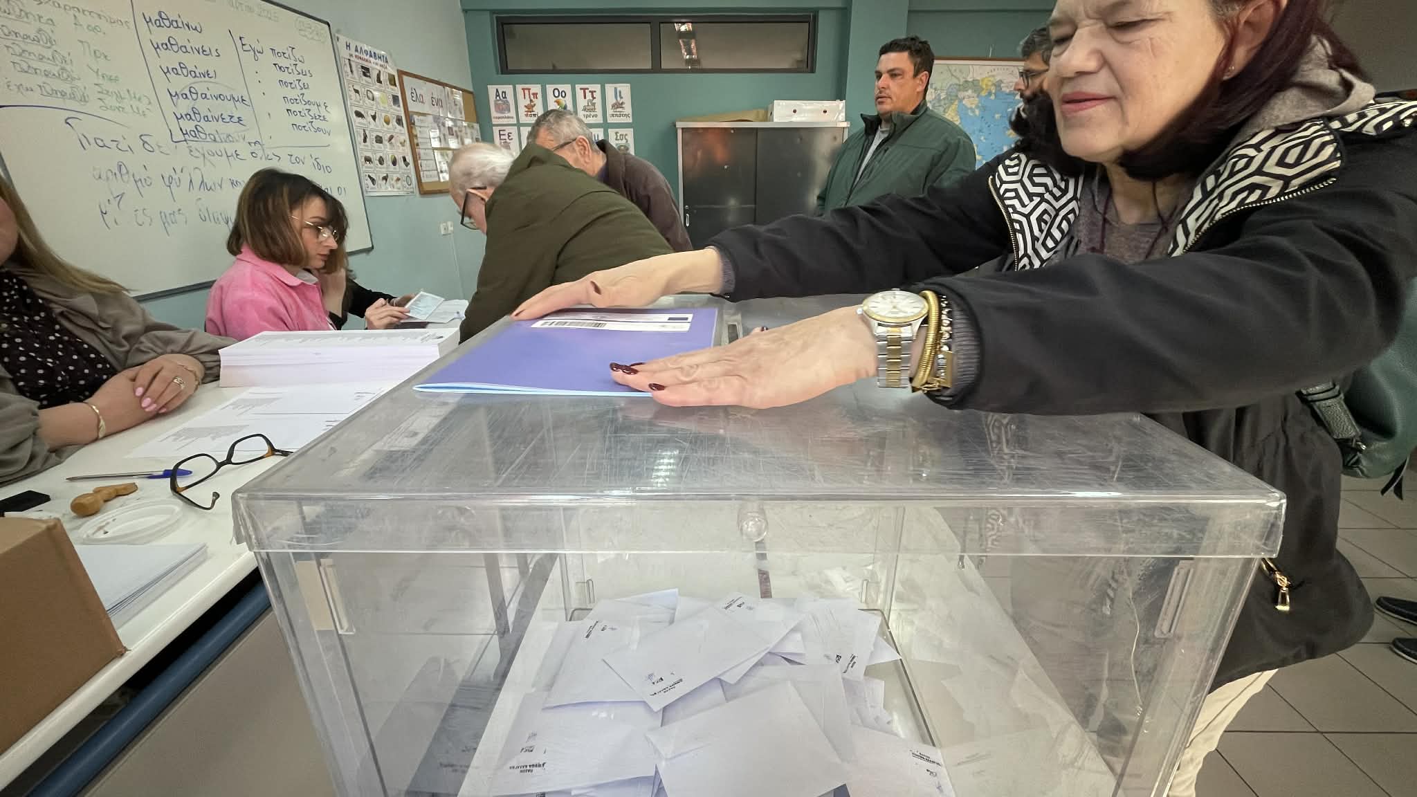 Σήμερα το ΠΑΣΟΚ ψηφίζει: εσωκομματικές κάλπες για τους 4.000 συνέδρους-αθρόα προσέλευση στη Λάρισα (ΦΩΤΟ)