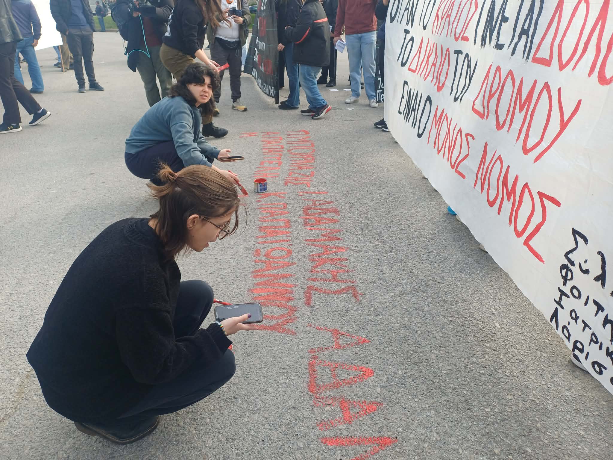 Εκατοντάδες πολίτες φορείς και συλλογικότητες έξω από το Γεώπολις για τη δίκη των Τεμπών (ΦΩΤΟ+video)