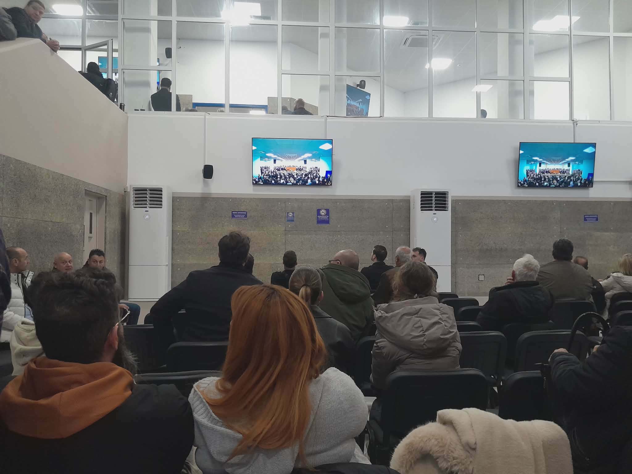 Συνεχείς διακοπές στη δίκη για τα Τέμπη, συνεχίζονται οι φωνές και οι αντιδράσεις συγγενών για την αίθουσα (ΦΩΤΟ+video)