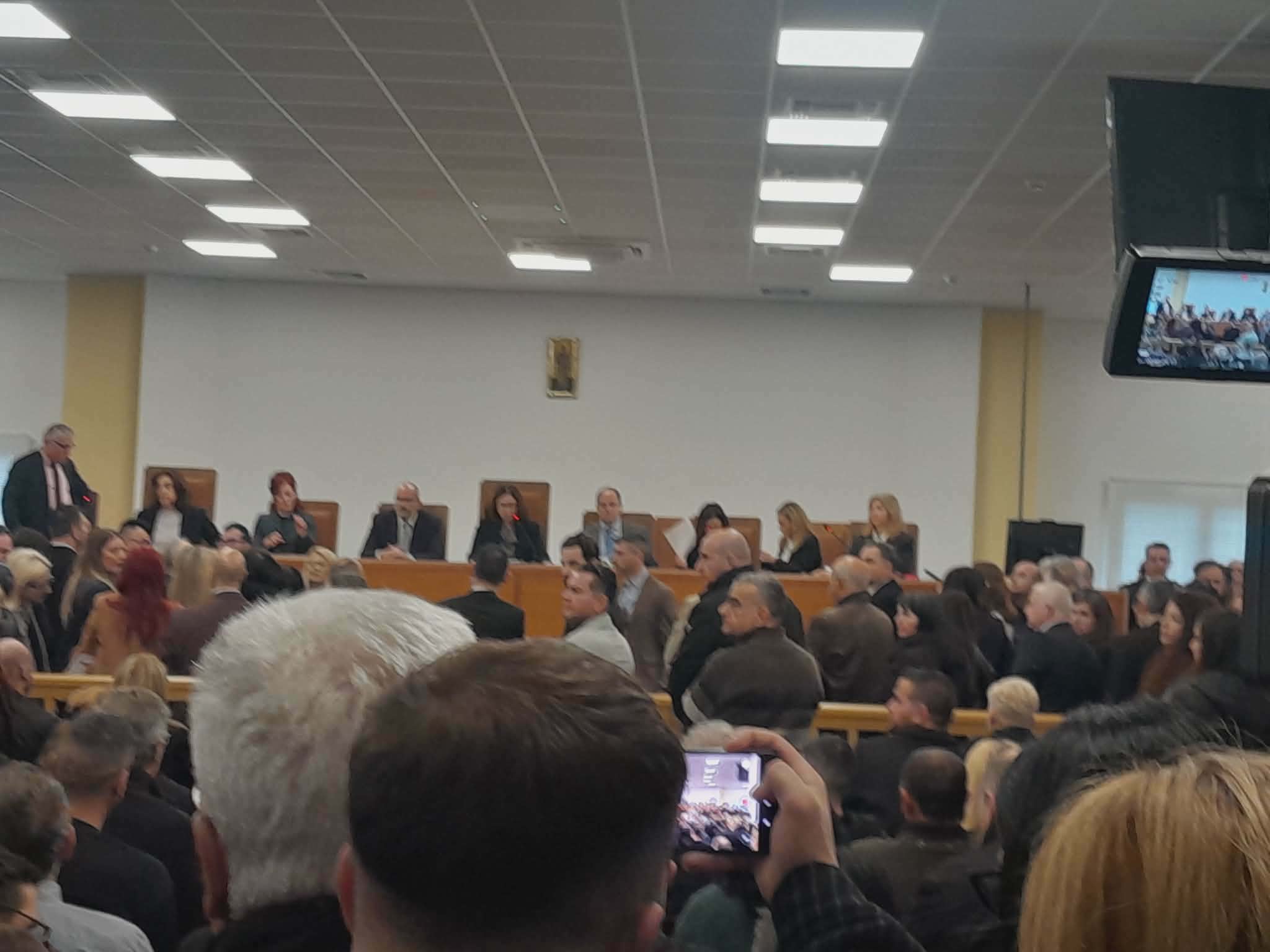 Ξεκίνησε πάλι η ανάγνωση των ονομάτων των 36 κατηγορουμένων στη δίκη για τα Τέμπη