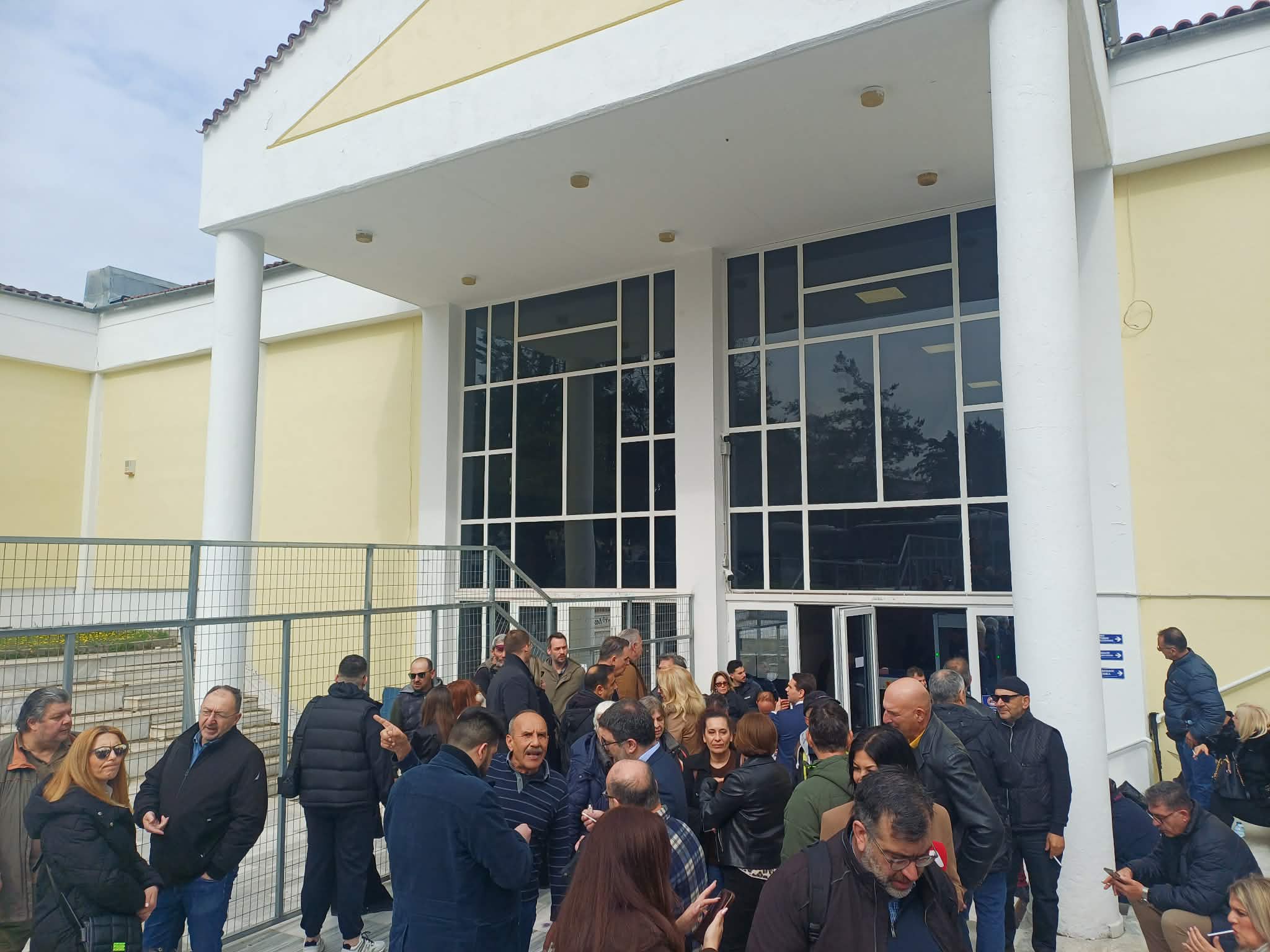 Προς αναβολή για 1η Απριλίου βαδίζει η δίκη των Τεμπών μετά τις έντονες διαμαρτυρίες για τη χωρητικότητα της αίοθουσας (ΦΩΤΟ)