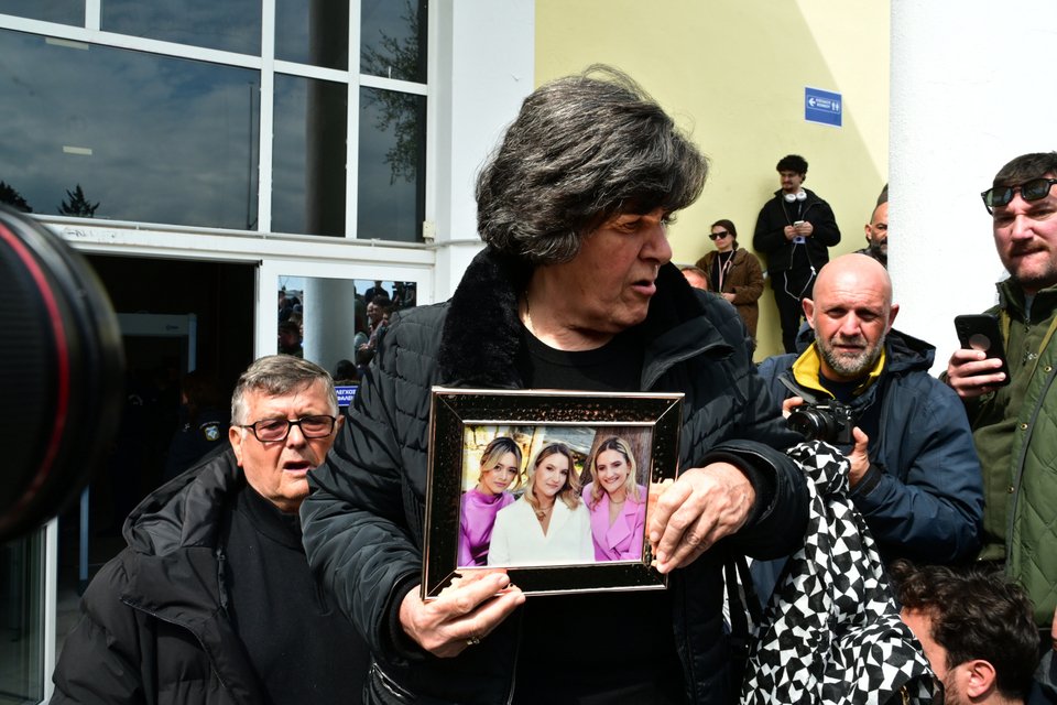 Τέμπη: Συγκλόνισε η γιαγιά της οικογένειας Πλακιά - Στο δικαστήριο με κορνίζα των τριών κοριτσιών