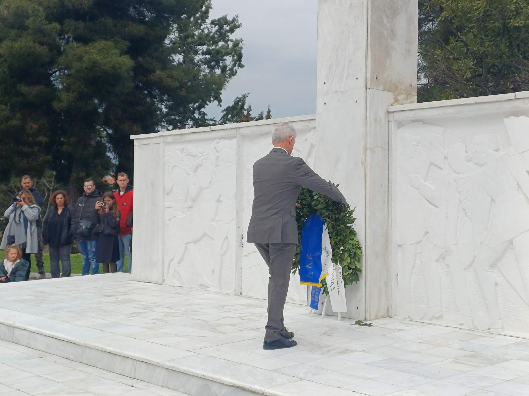 25η Μαρτίου: Κατέθεσαν στεφάνια στο Ηρώο των Πεσόντων οι μαθητές της Λάρισας (ΦΩΤΟ +video))