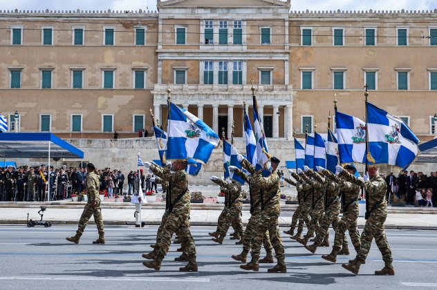Μεγαλειώδης η στρατιωτική παρέλαση στην Αθήνα για την 25η Μαρτίου: Εντυπωσίασαν άρματα, πεζοναύτες και τα μαχητικά