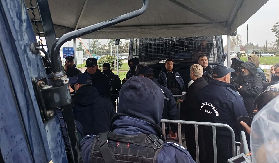 Ένταση από το πρωί στη δίκη Τεμπών- αστυνομικός έλεγχος για τους συγγενείς κάτω από βροχή (ΦΩΤΟ+video)
