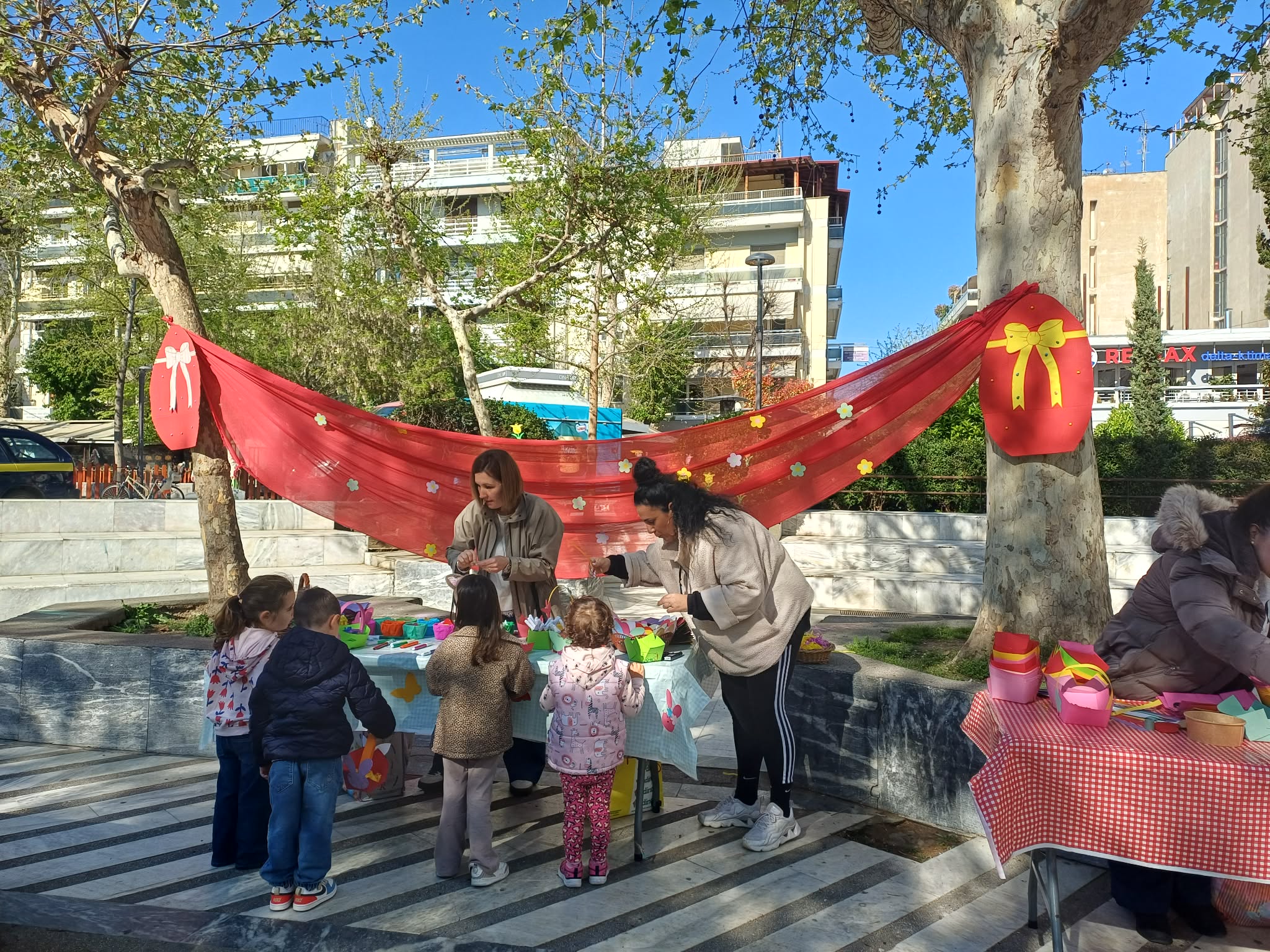 Πολύχρωμο Πασχαλινό εργαστήρι για τα παιδιά έστησε στην Ταχυδρομείου ο Δήμος Λαρισαίων (ΦΩΤΟ)